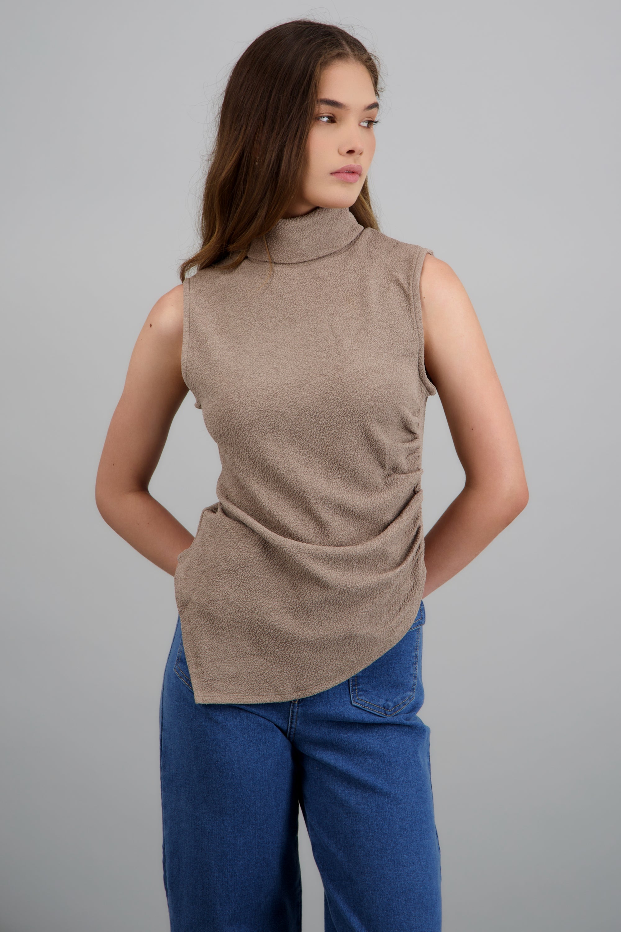 Top cuello tortuga detalle costado TAUPE