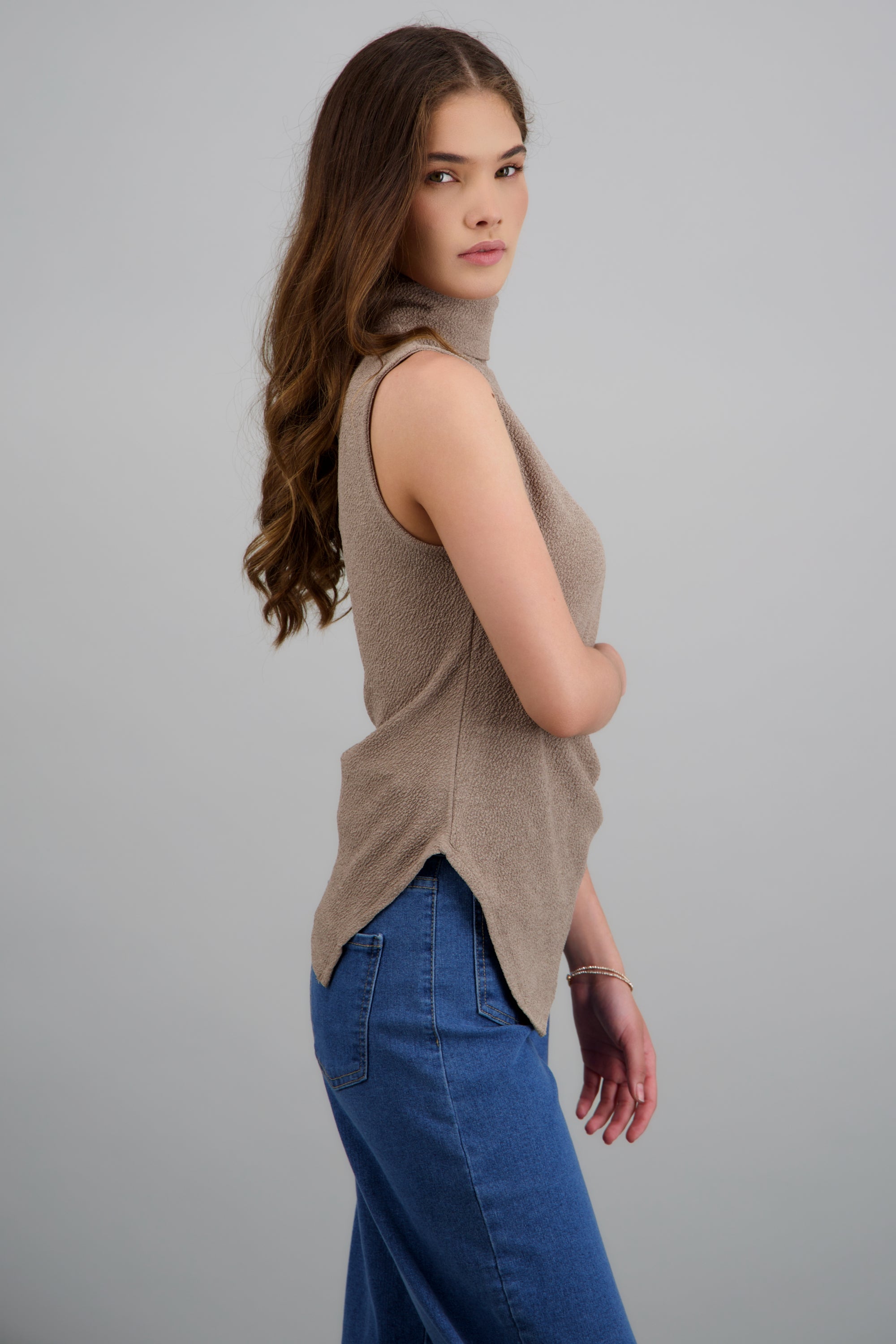 Top cuello tortuga detalle costado TAUPE