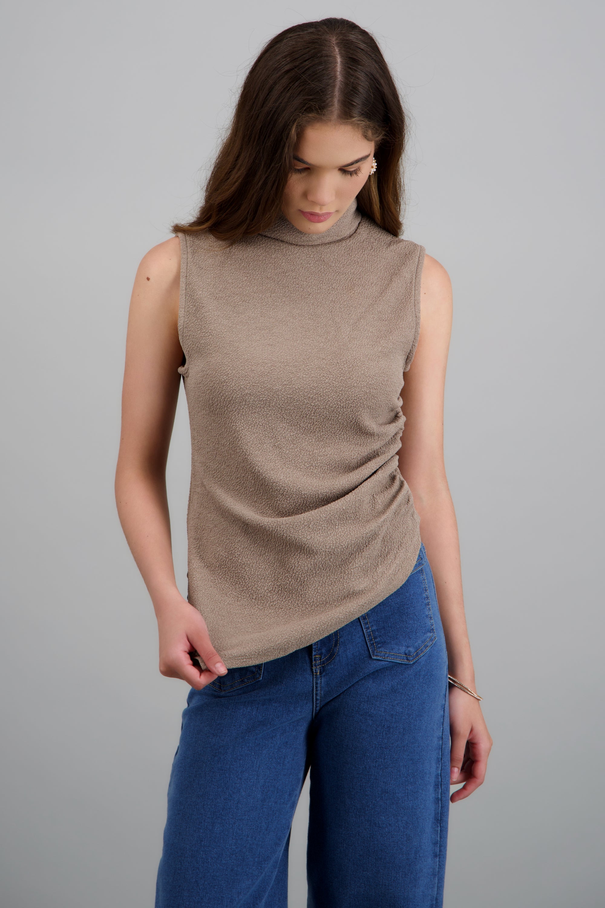 Top cuello tortuga detalle costado TAUPE