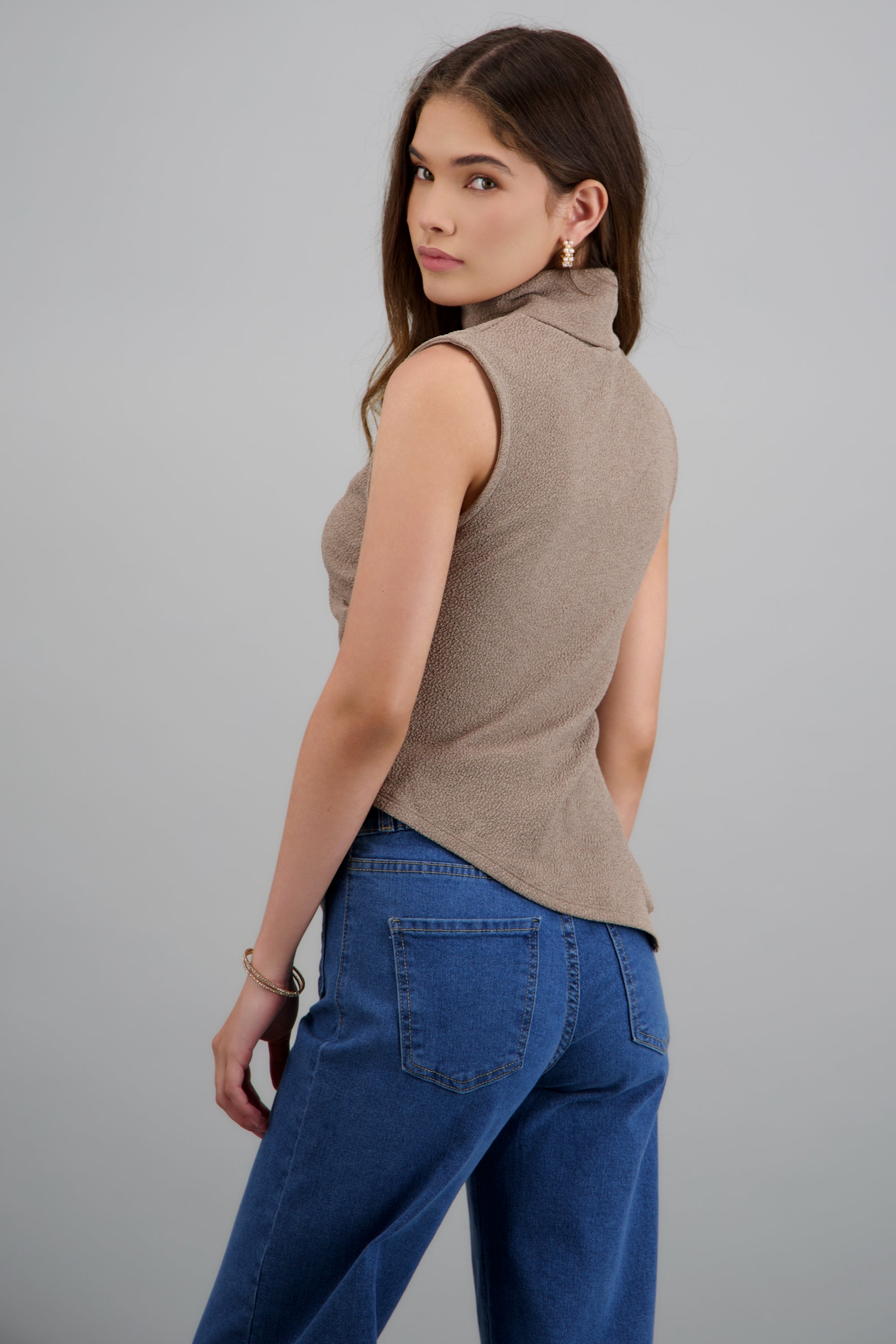 Top cuello tortuga detalle costado TAUPE