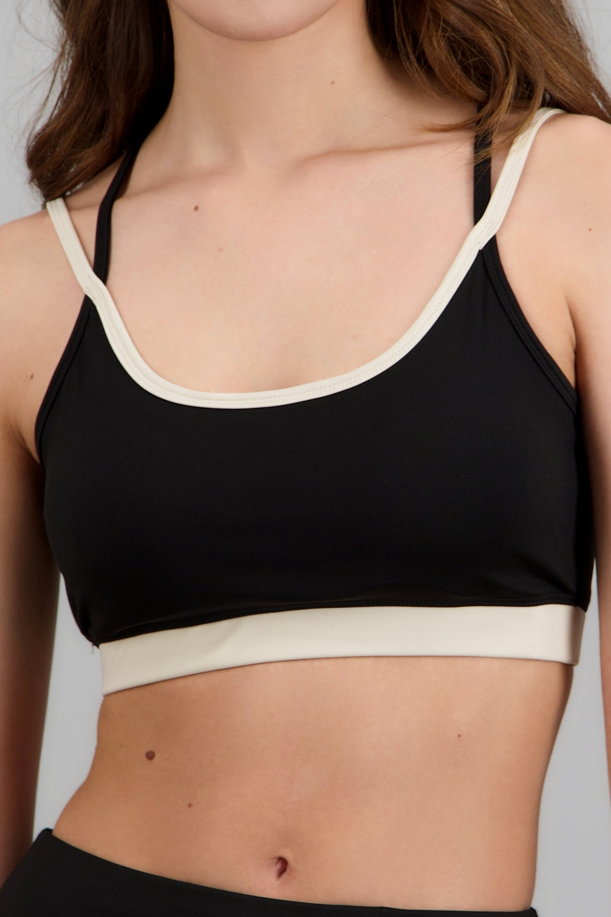 Top deportivo en contraste NEGRO COMBO