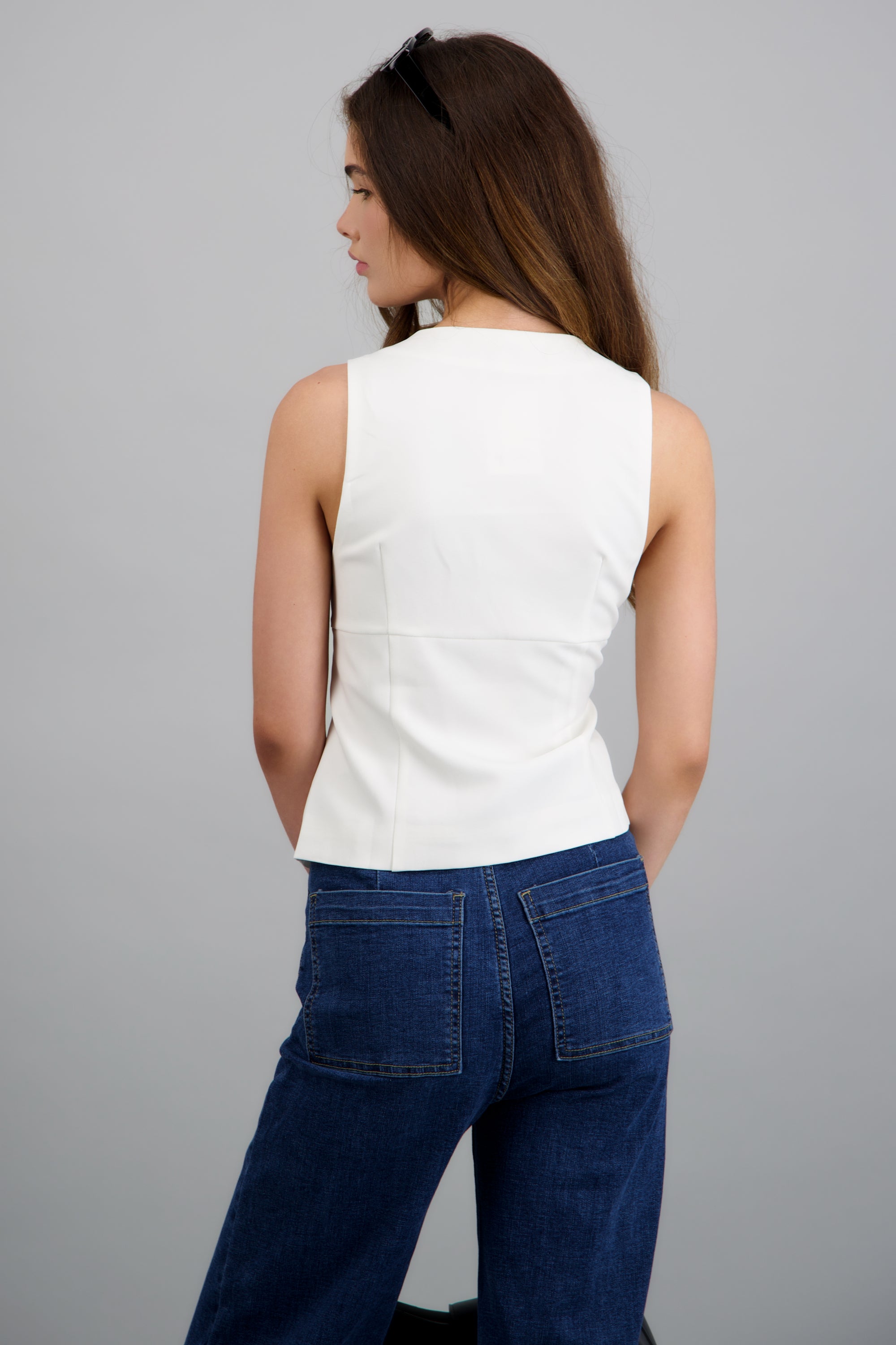 Chaleco detalle cortes escote en v BLANCO