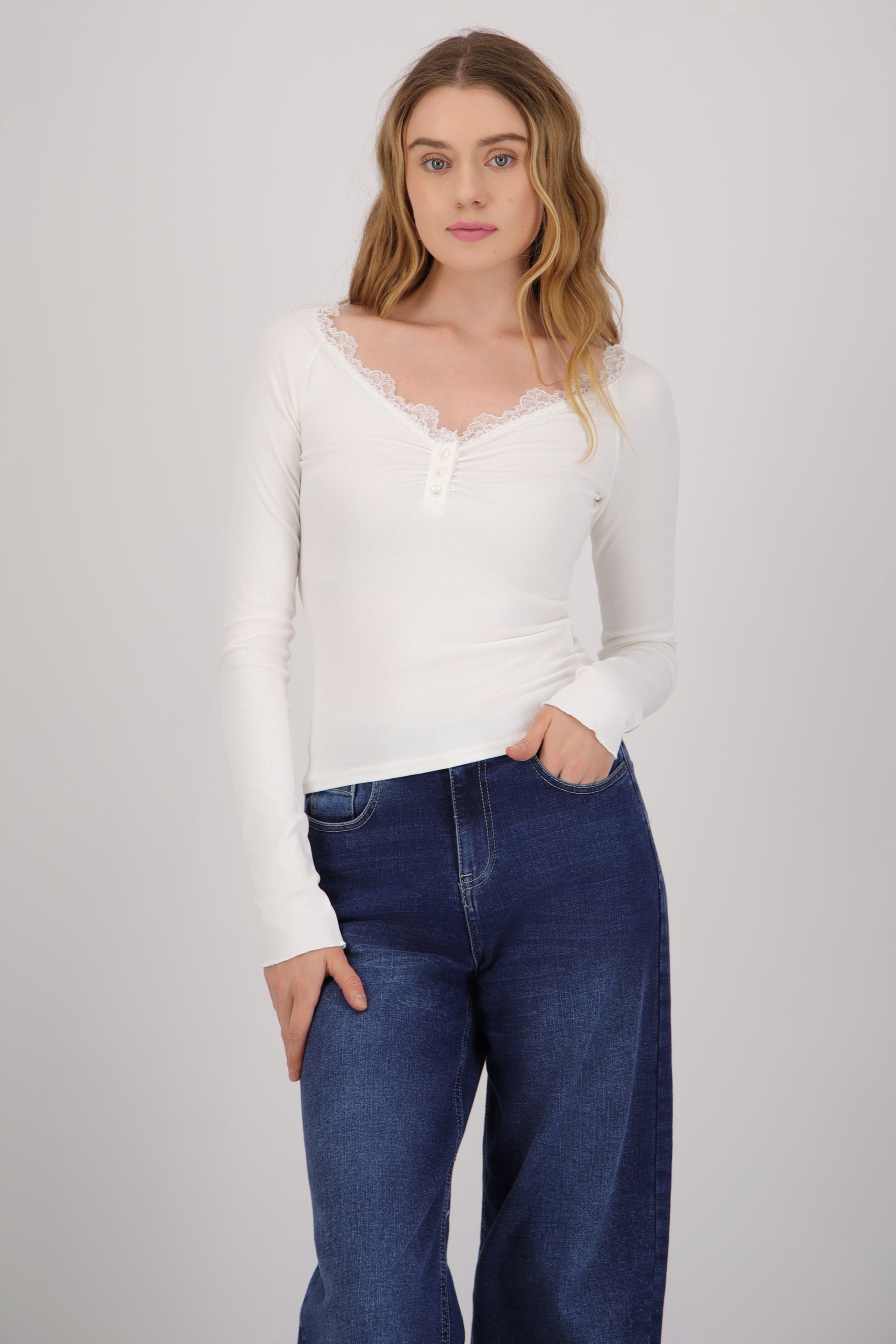 TOP RIB DETALLE ESCOTE ENCAJE BLANCO