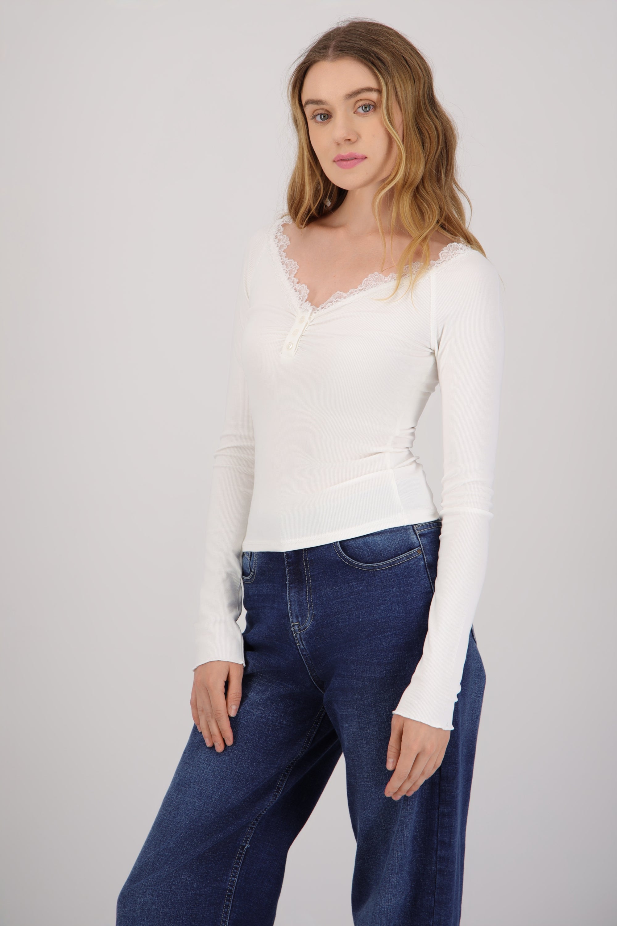 TOP RIB DETALLE ESCOTE ENCAJE BLANCO