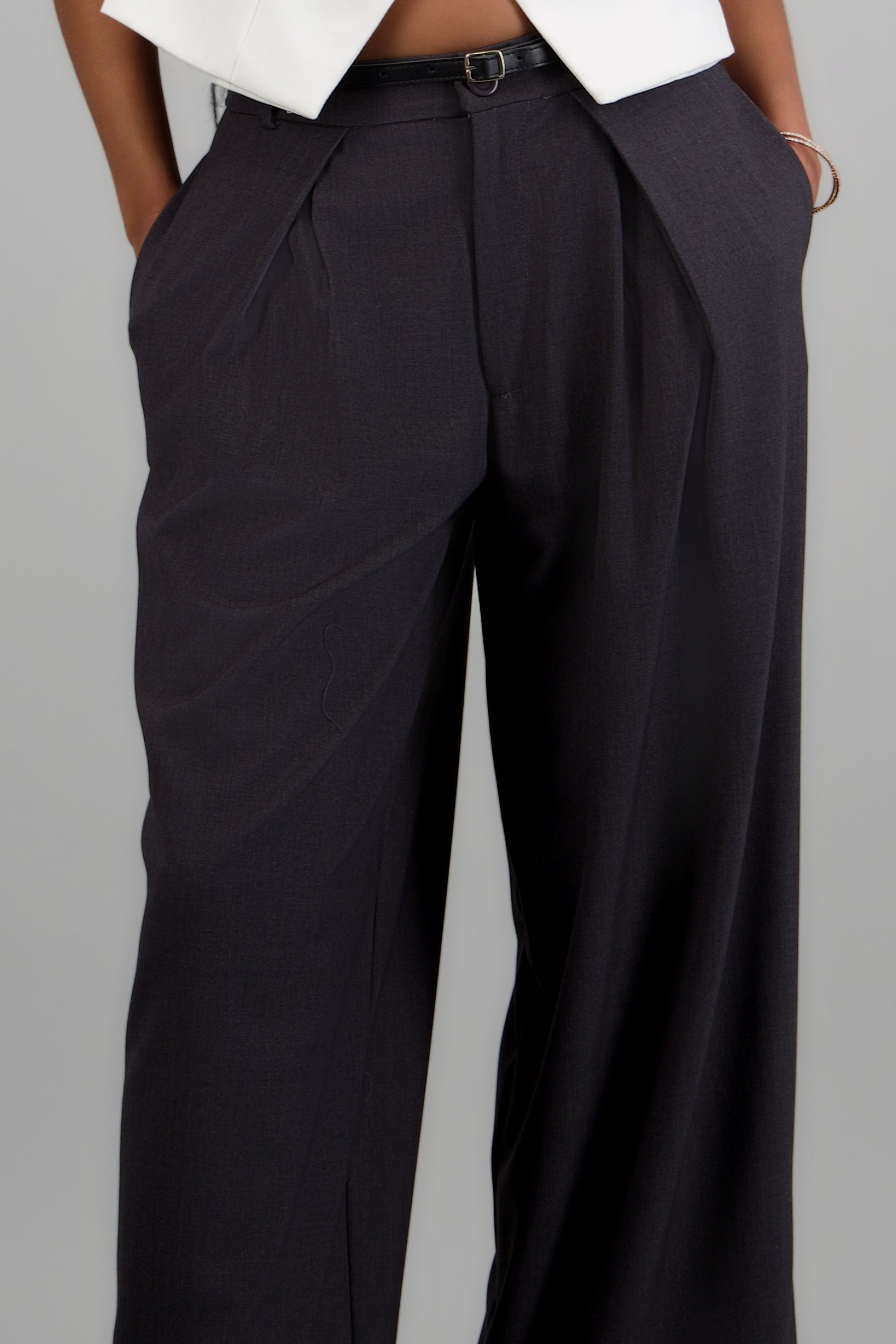 Pantalón sastre detalle cinturón GRIS OBSCURO