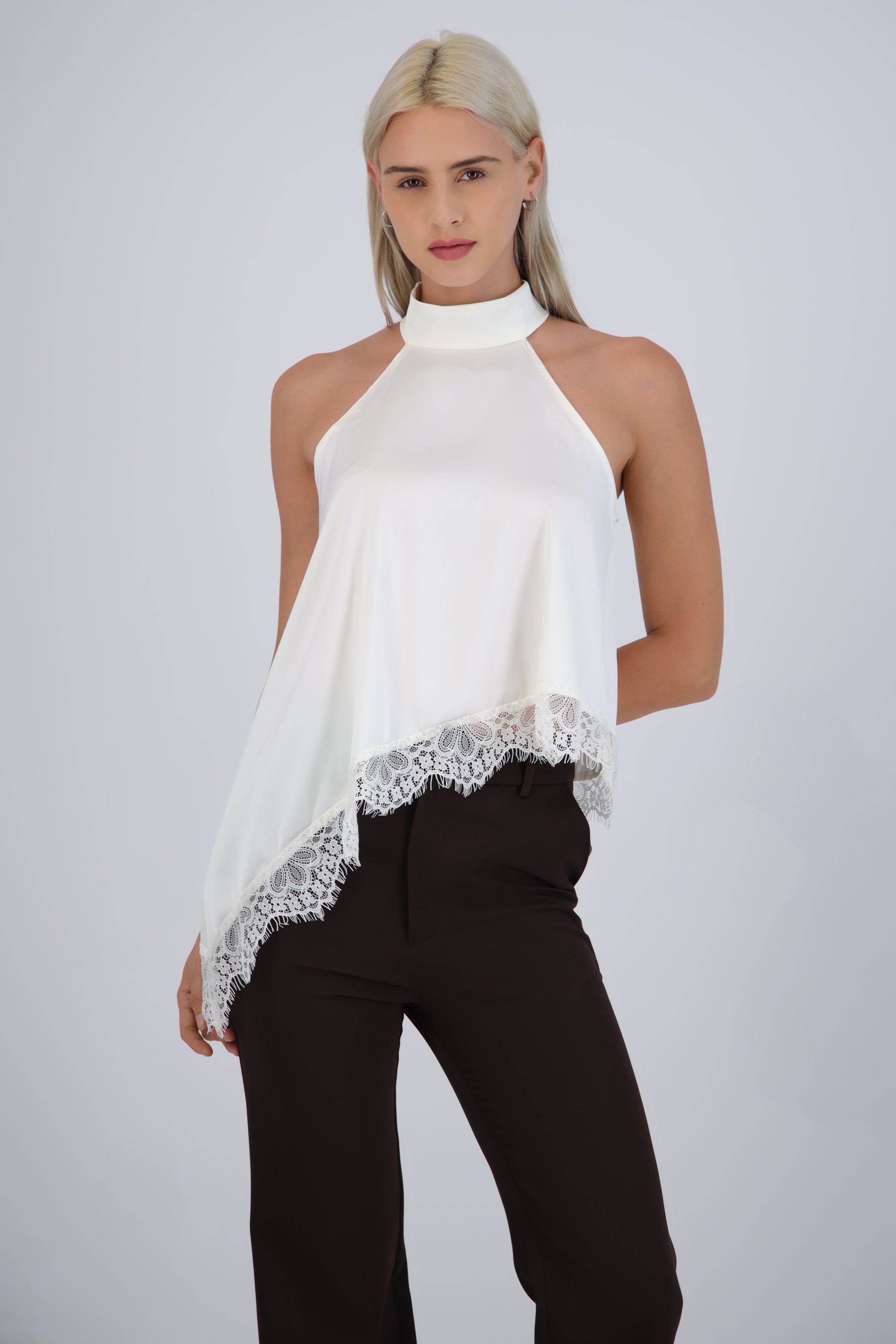 Top satin halter detalle encaje