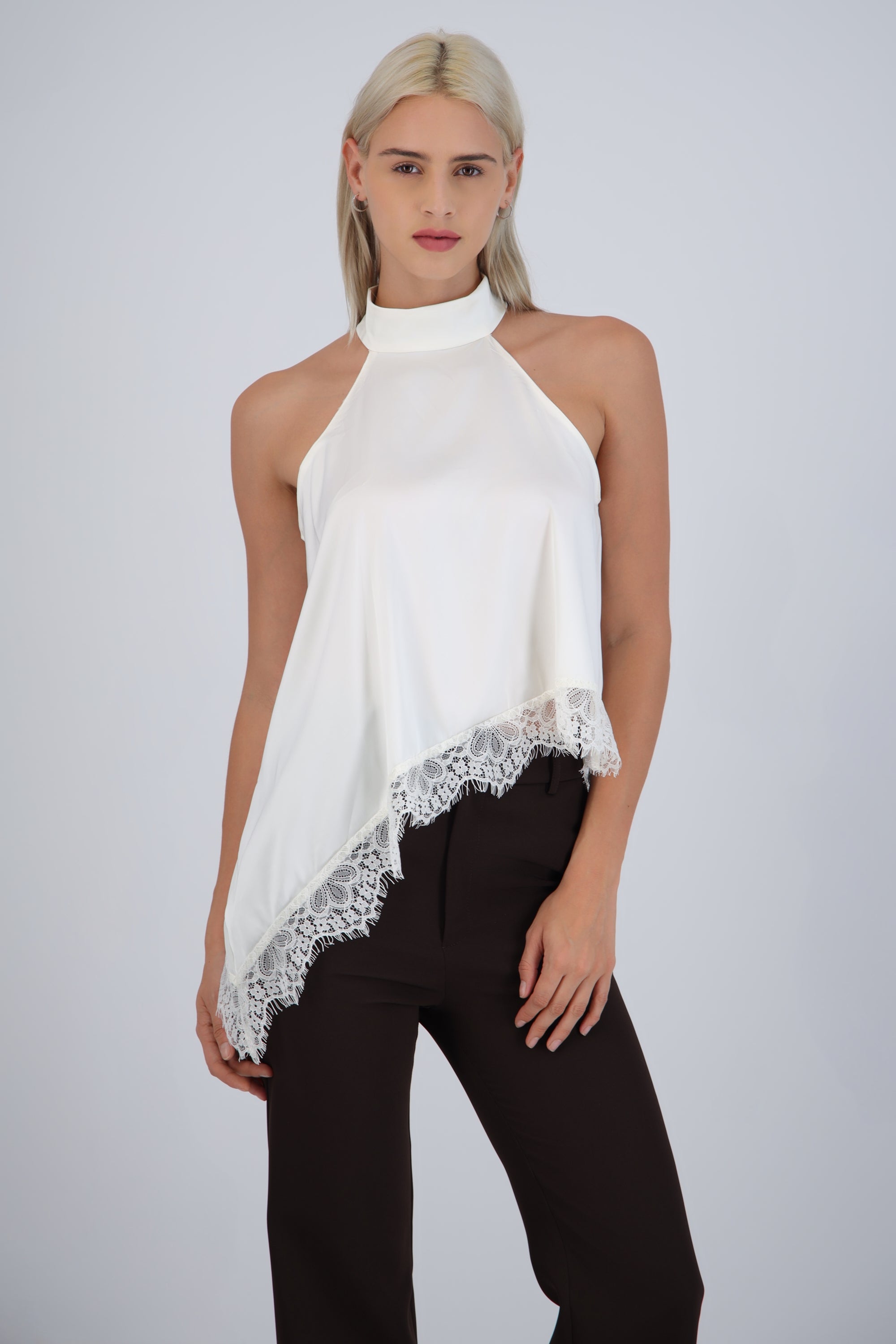 Top satin halter detalle encaje
