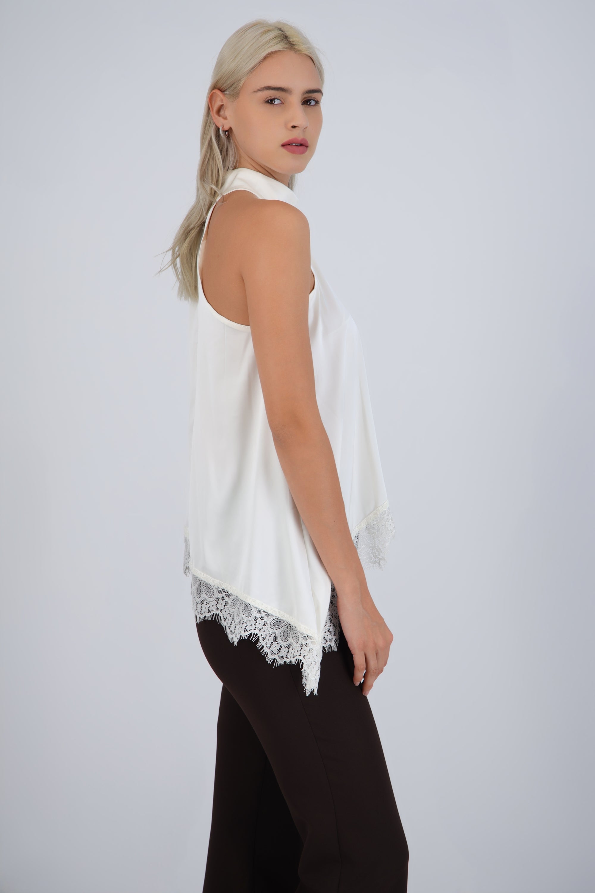 Top satin halter detalle encaje