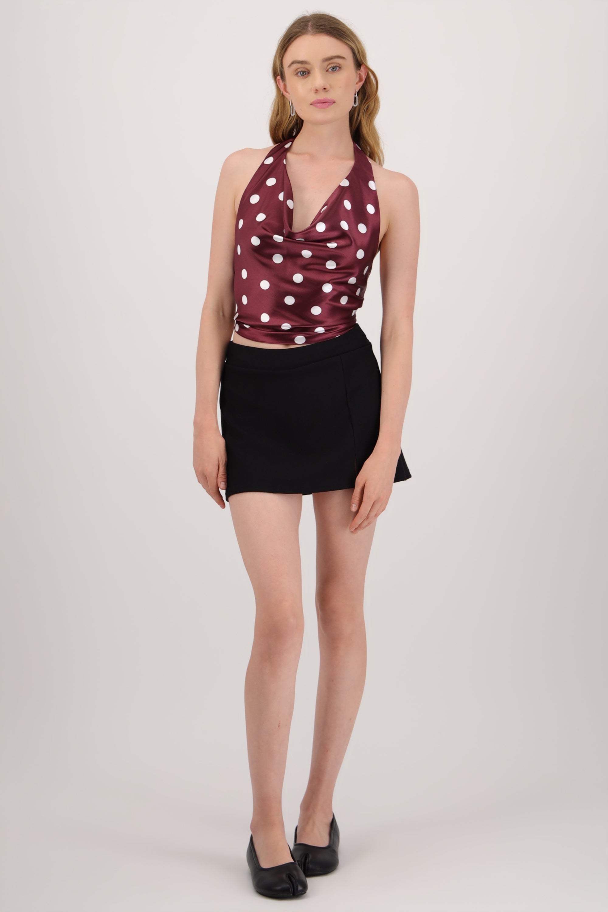Falda short liso con abertura NEGRO