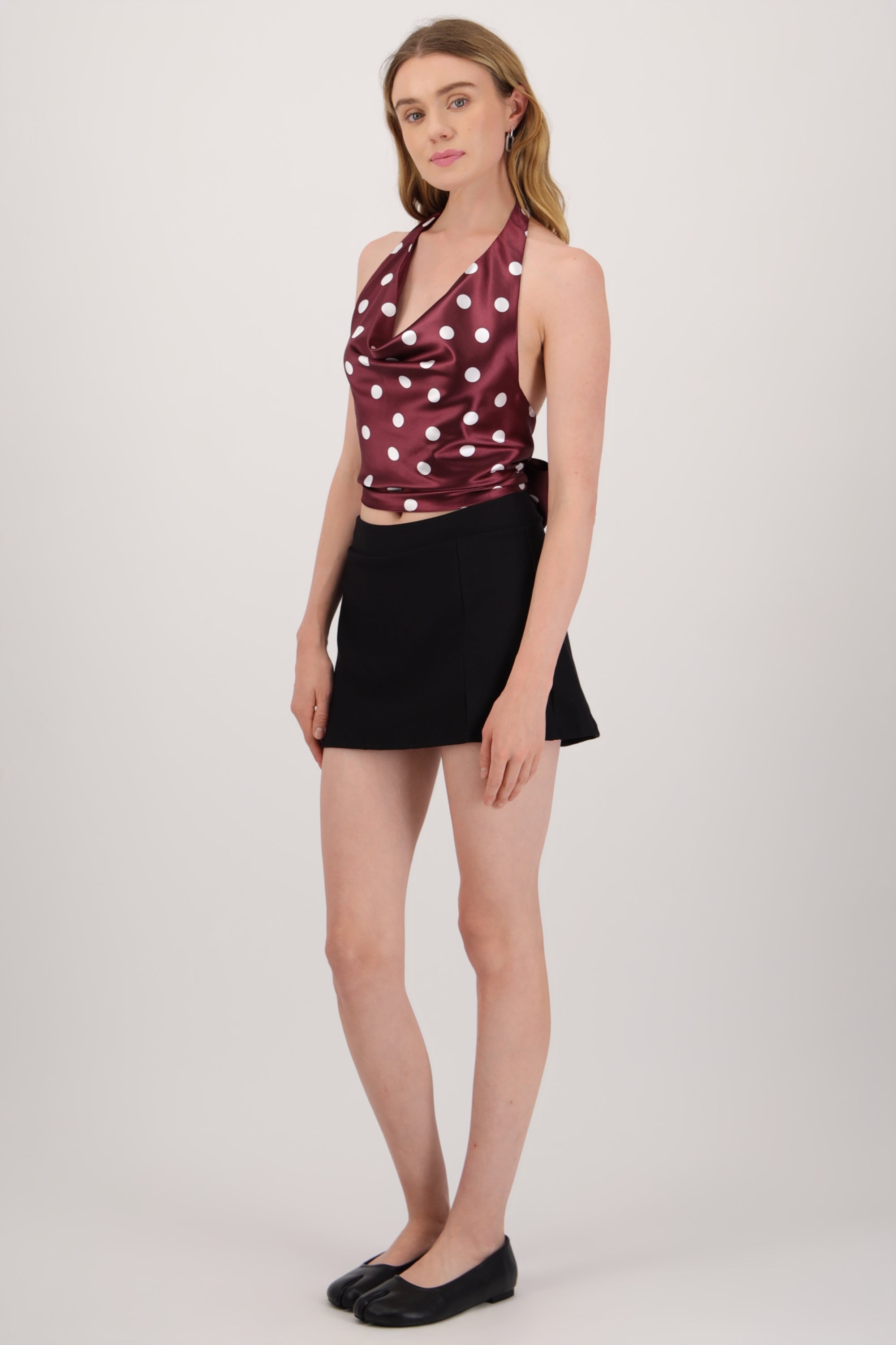 Falda short liso con abertura NEGRO
