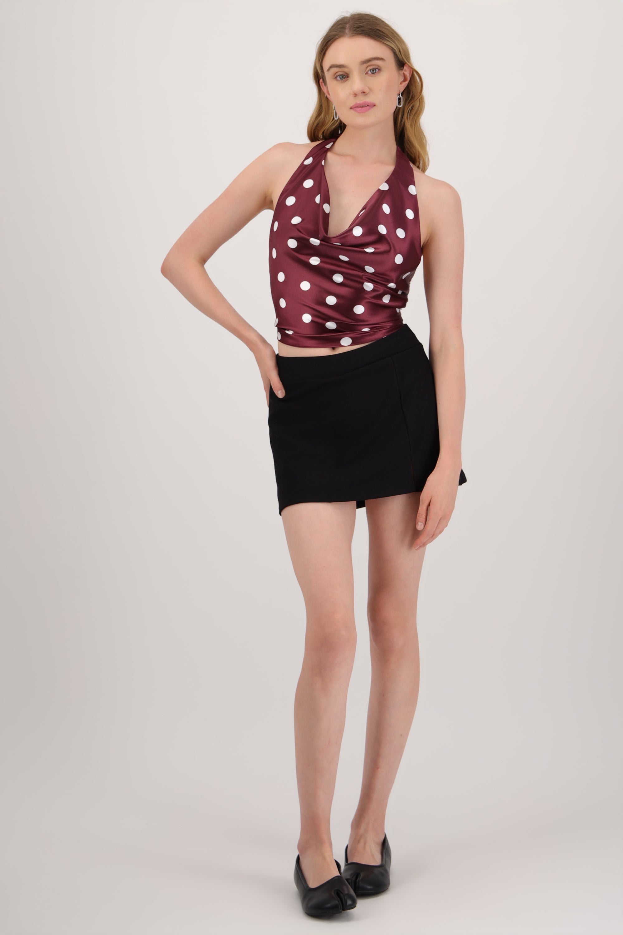 Falda short liso con abertura NEGRO