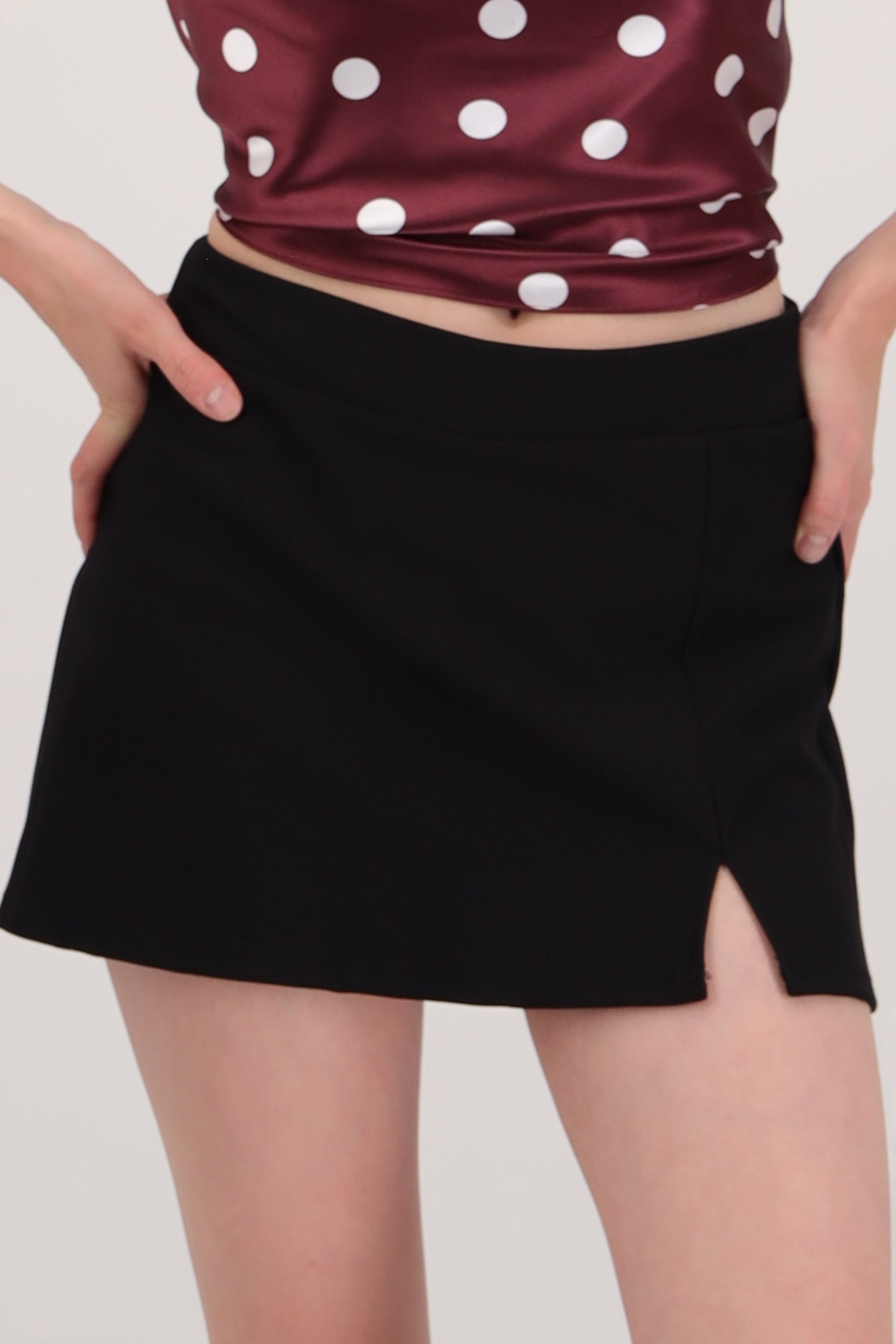 Falda short liso con abertura NEGRO
