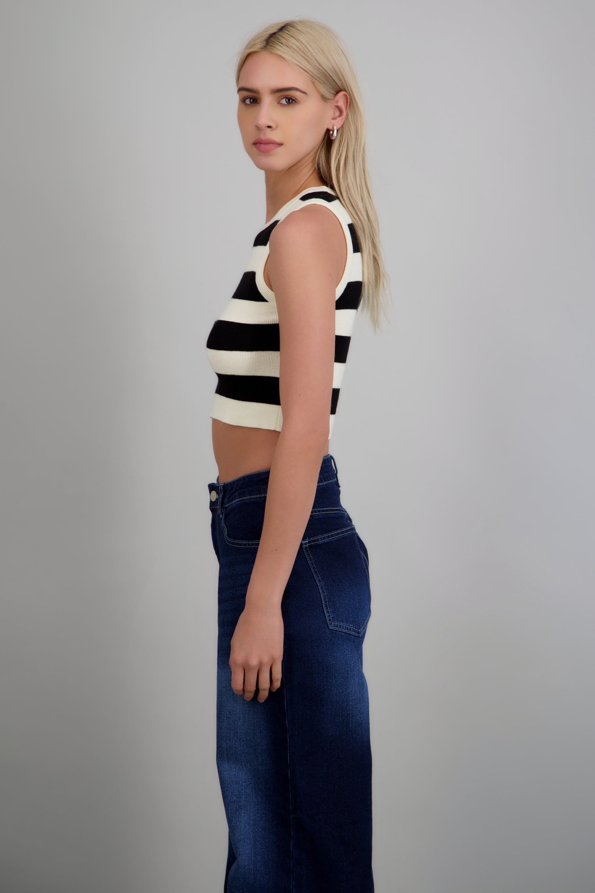 BLACK/WHITE