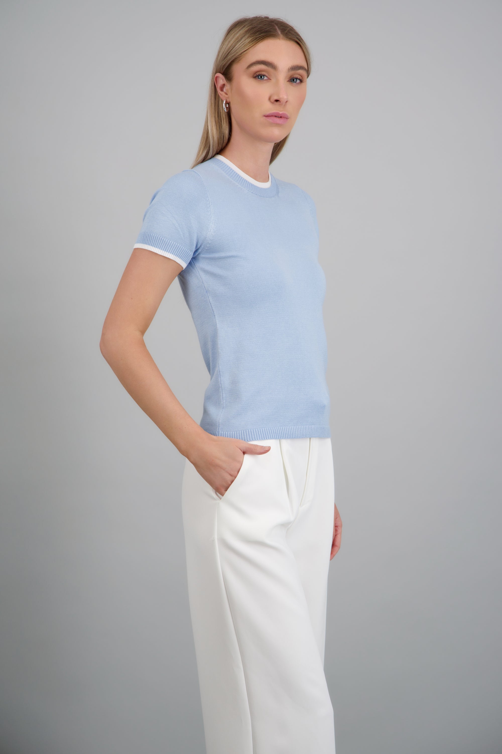 Top básico manga corta contraste cuello y mangas AZUL PASTEL