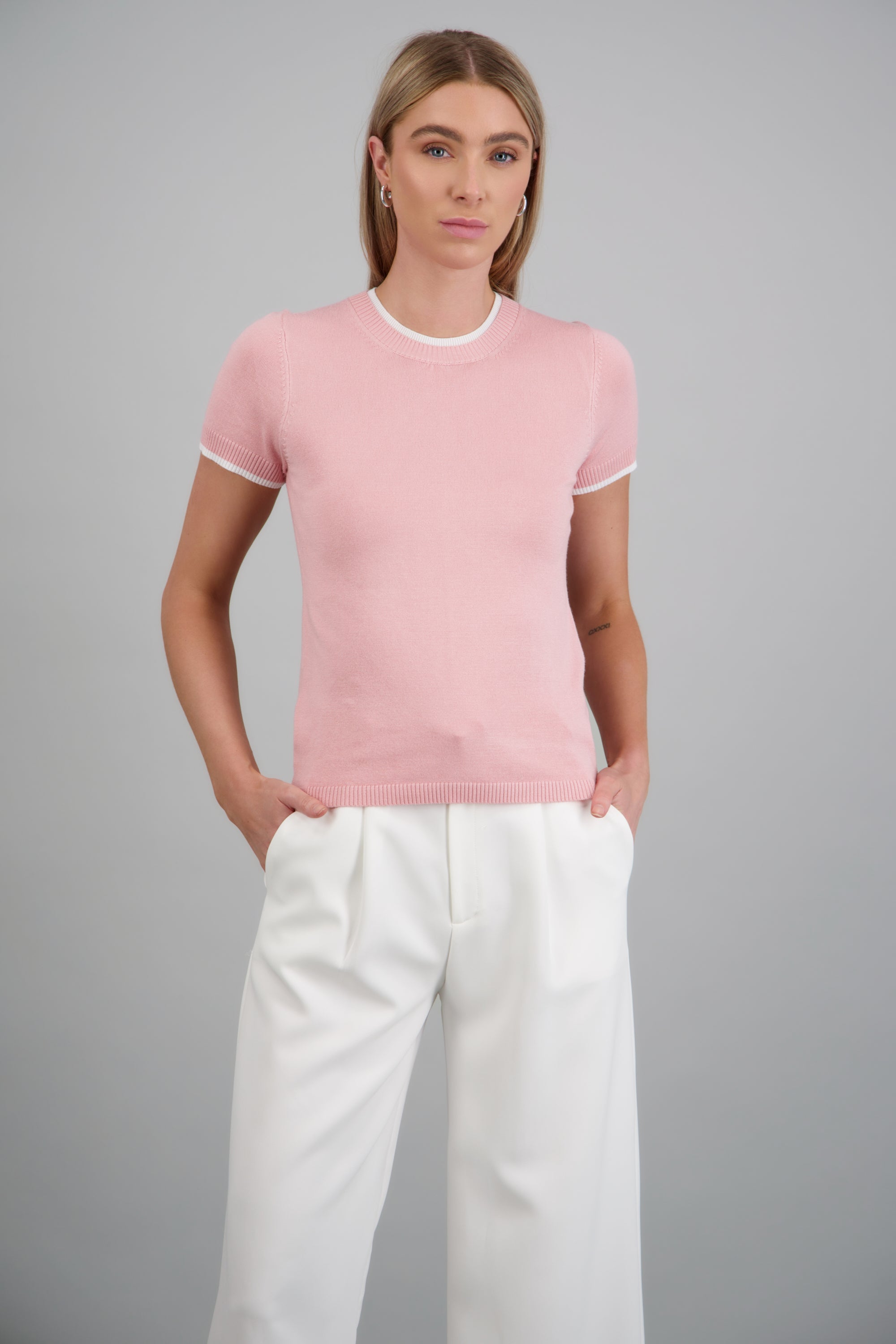 Top básico manga corta contraste cuello y mangas ROSA PASTEL