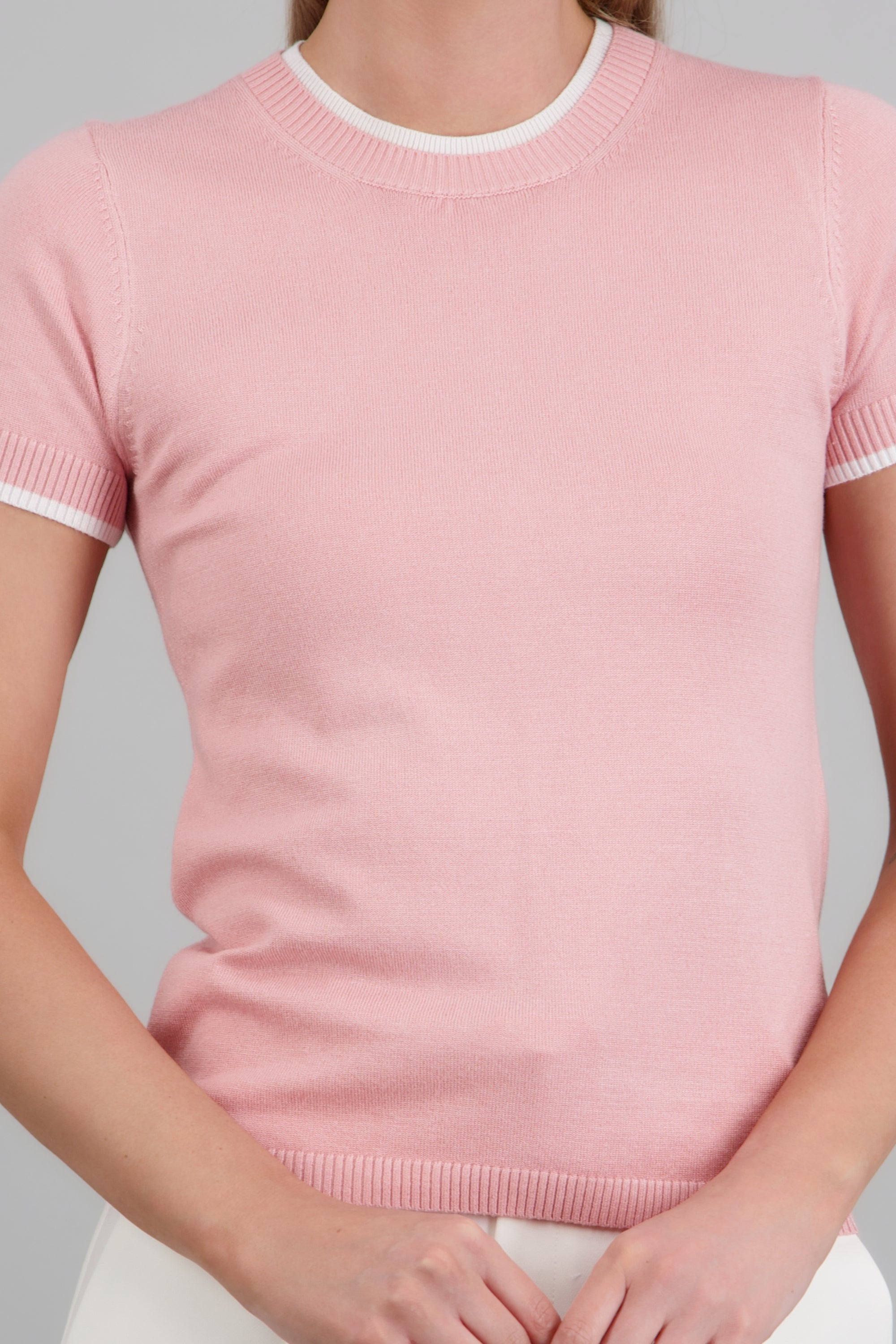 Top básico manga corta contraste cuello y mangas ROSA PASTEL