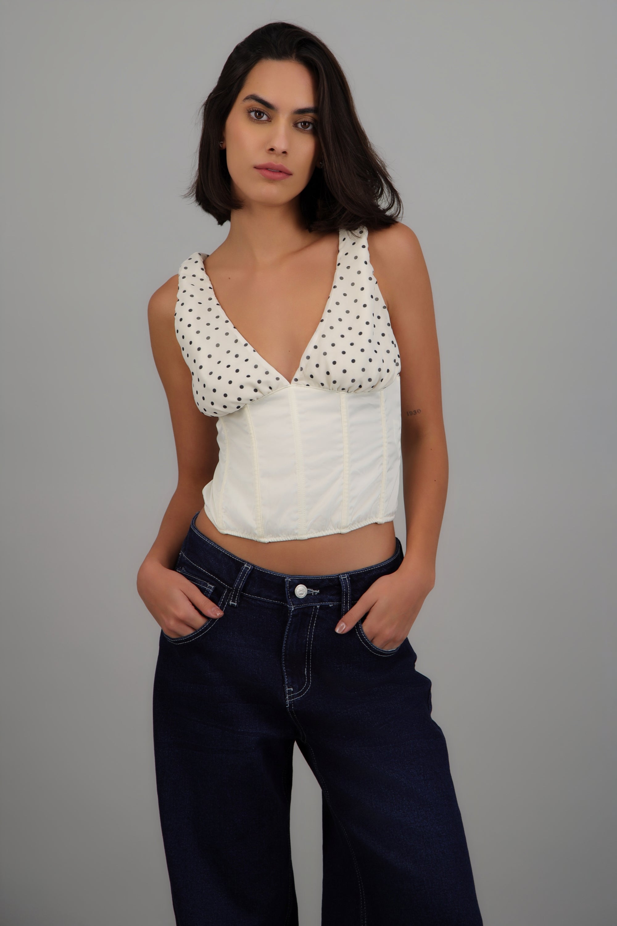 Blusa escote v polkas satin detalle varillas BLANCO COMBO
