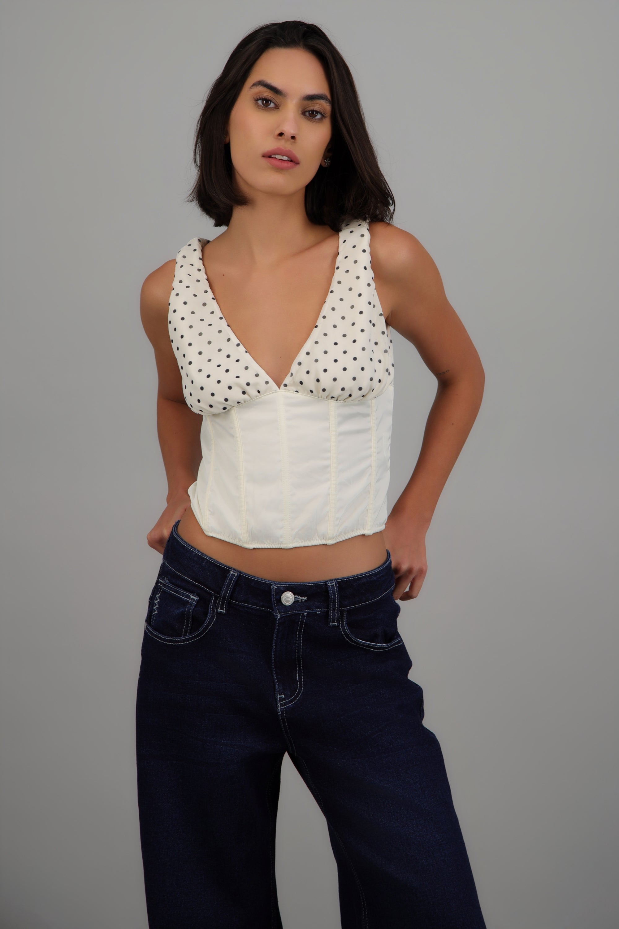 Blusa escote v polkas satin detalle varillas BLANCO COMBO
