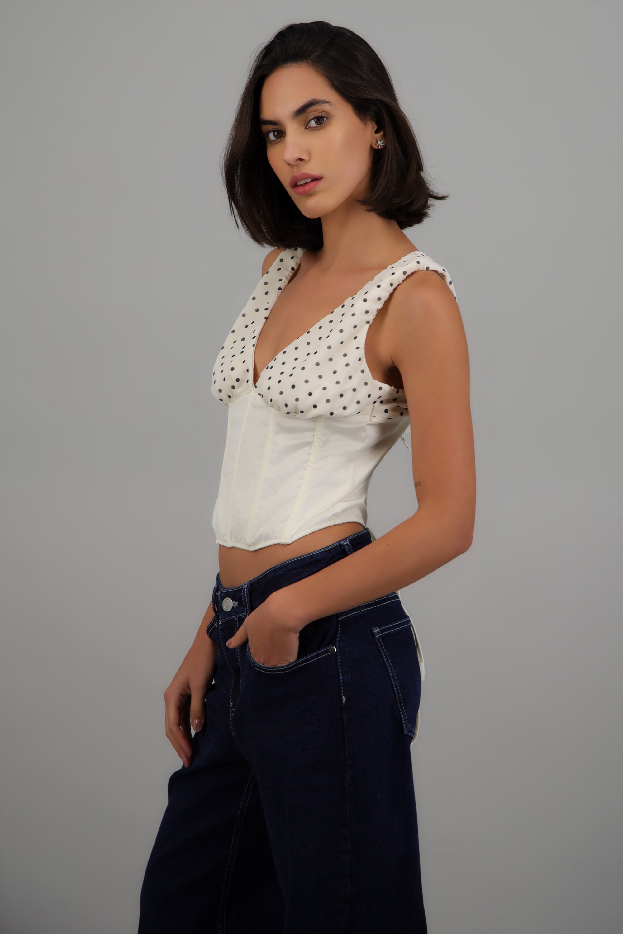 Blusa escote v polkas satin detalle varillas BLANCO COMBO