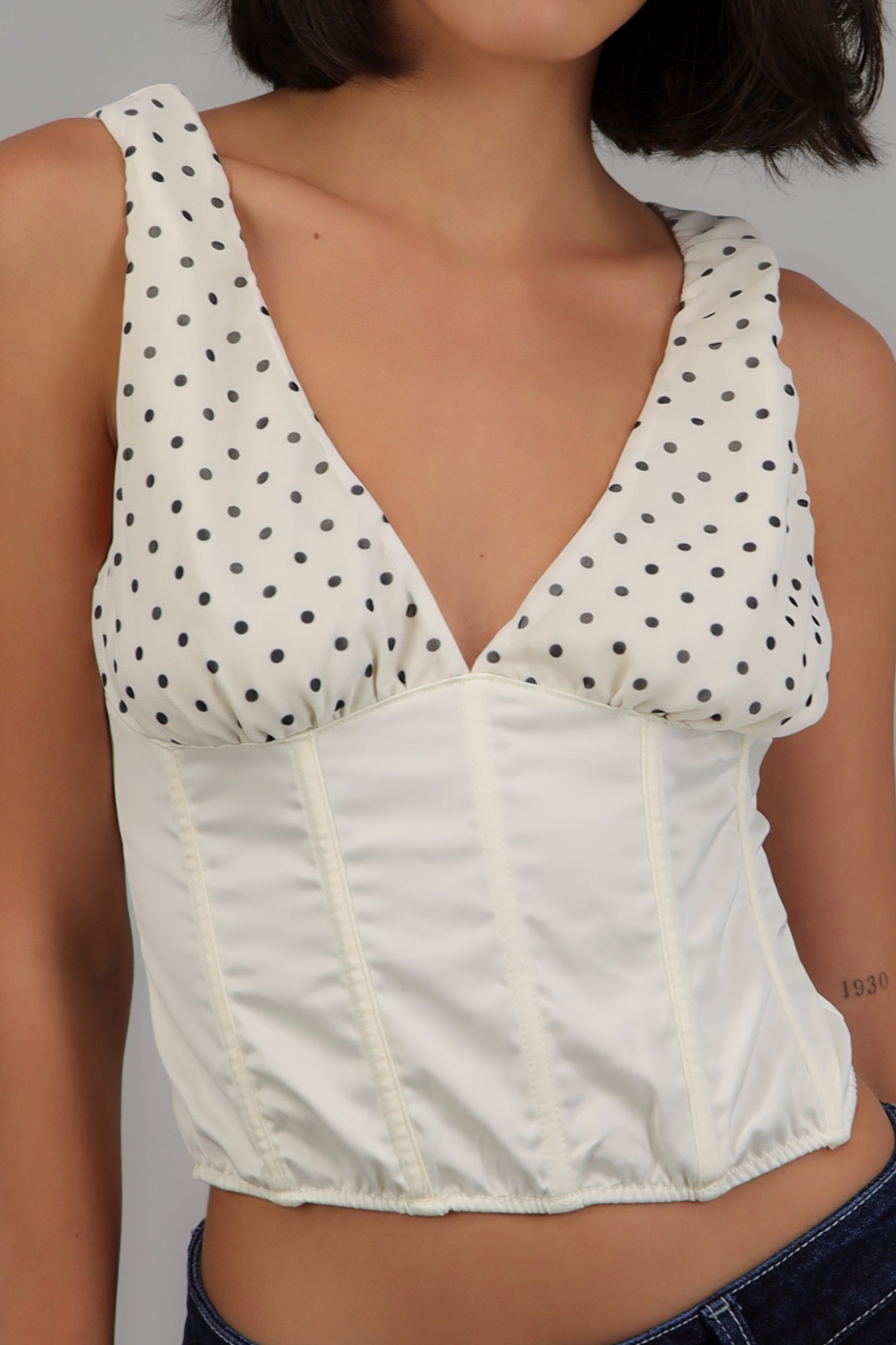 Blusa escote v polkas satin detalle varillas BLANCO COMBO