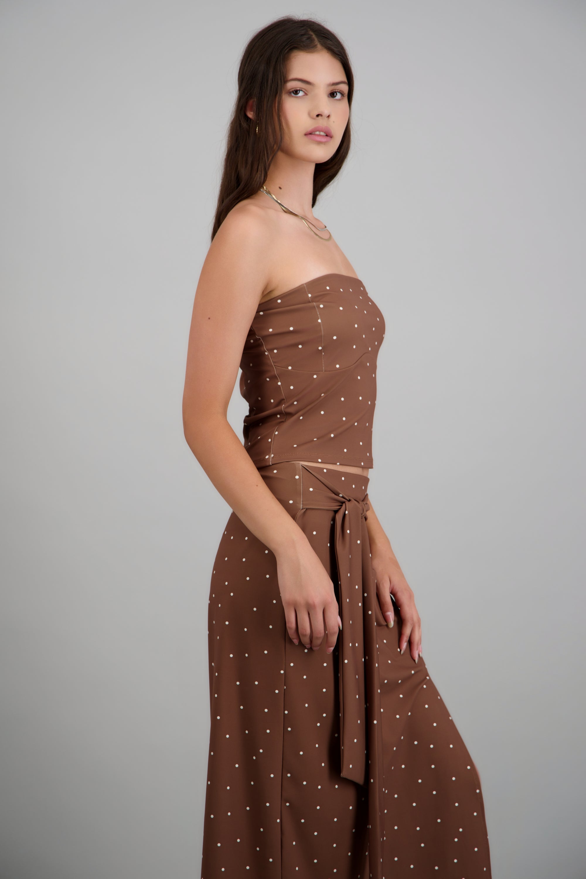 Top strapless detalle polkas CAMELLO