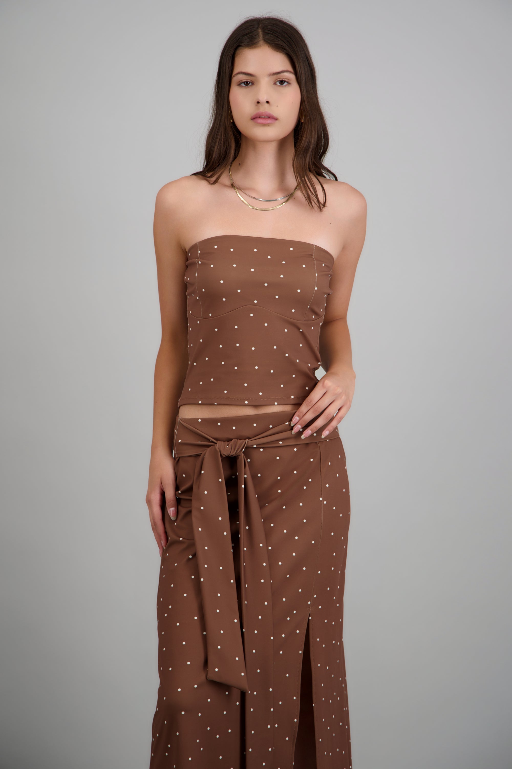 Top strapless detalle polkas CAMELLO