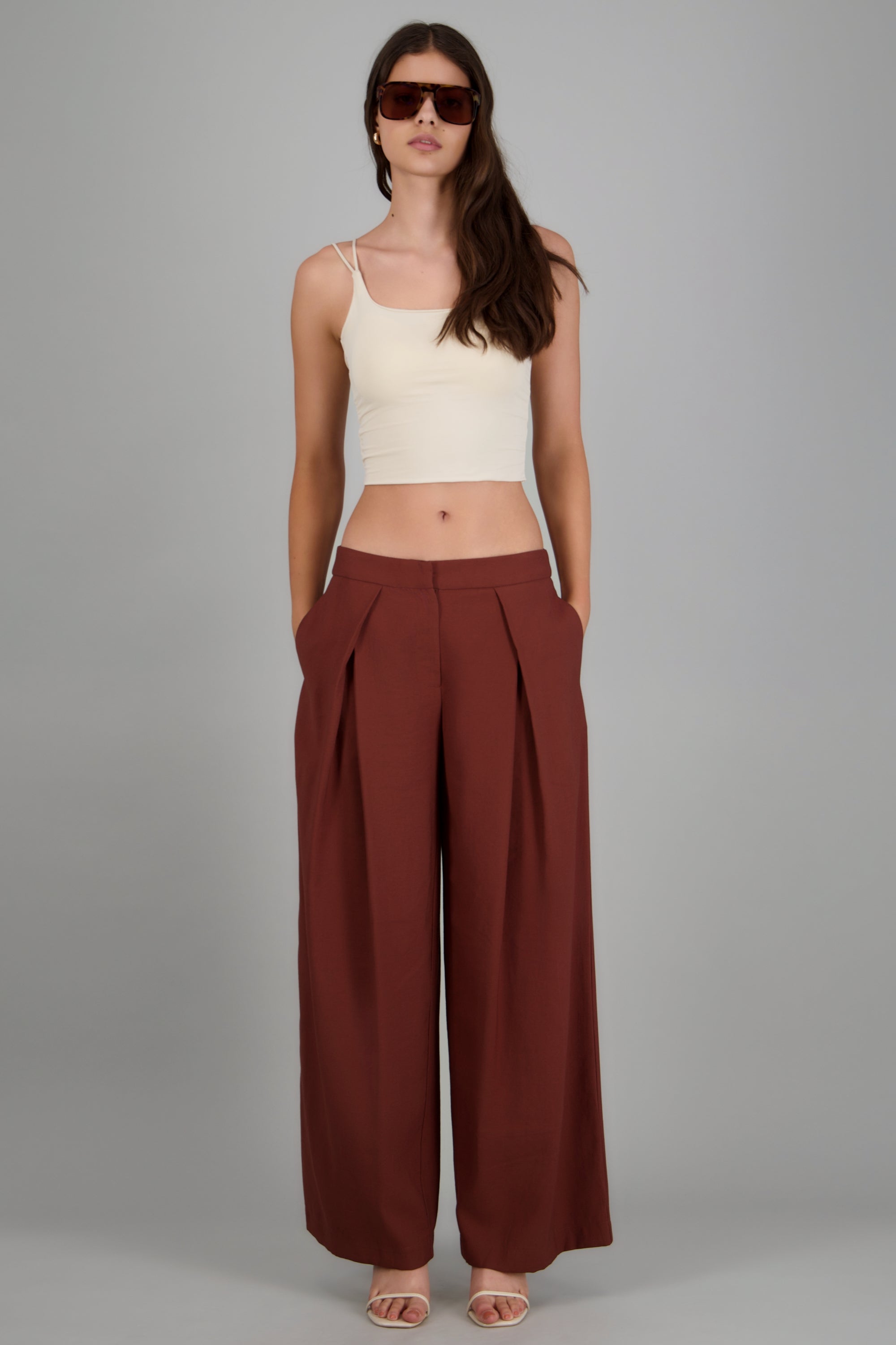Pantalon detalle cortes CAFE