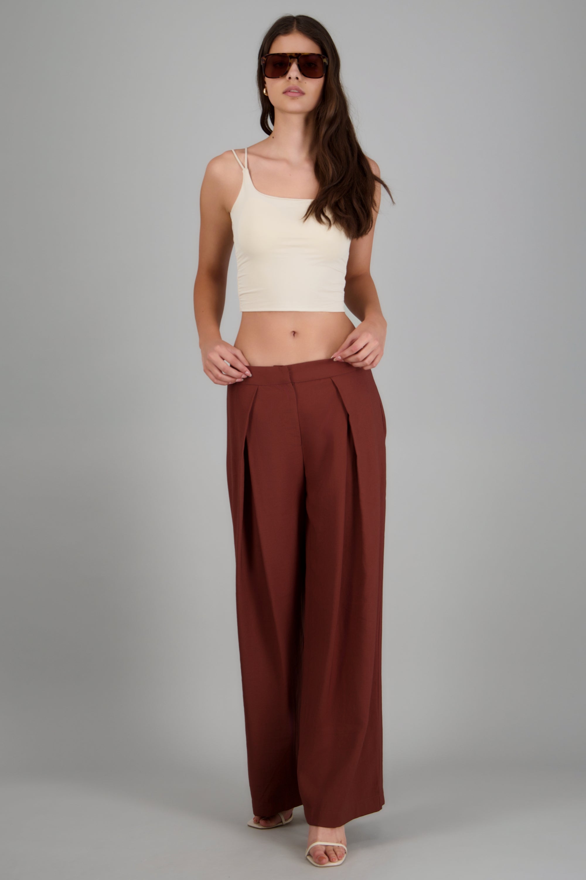 Pantalon detalle cortes CAFE