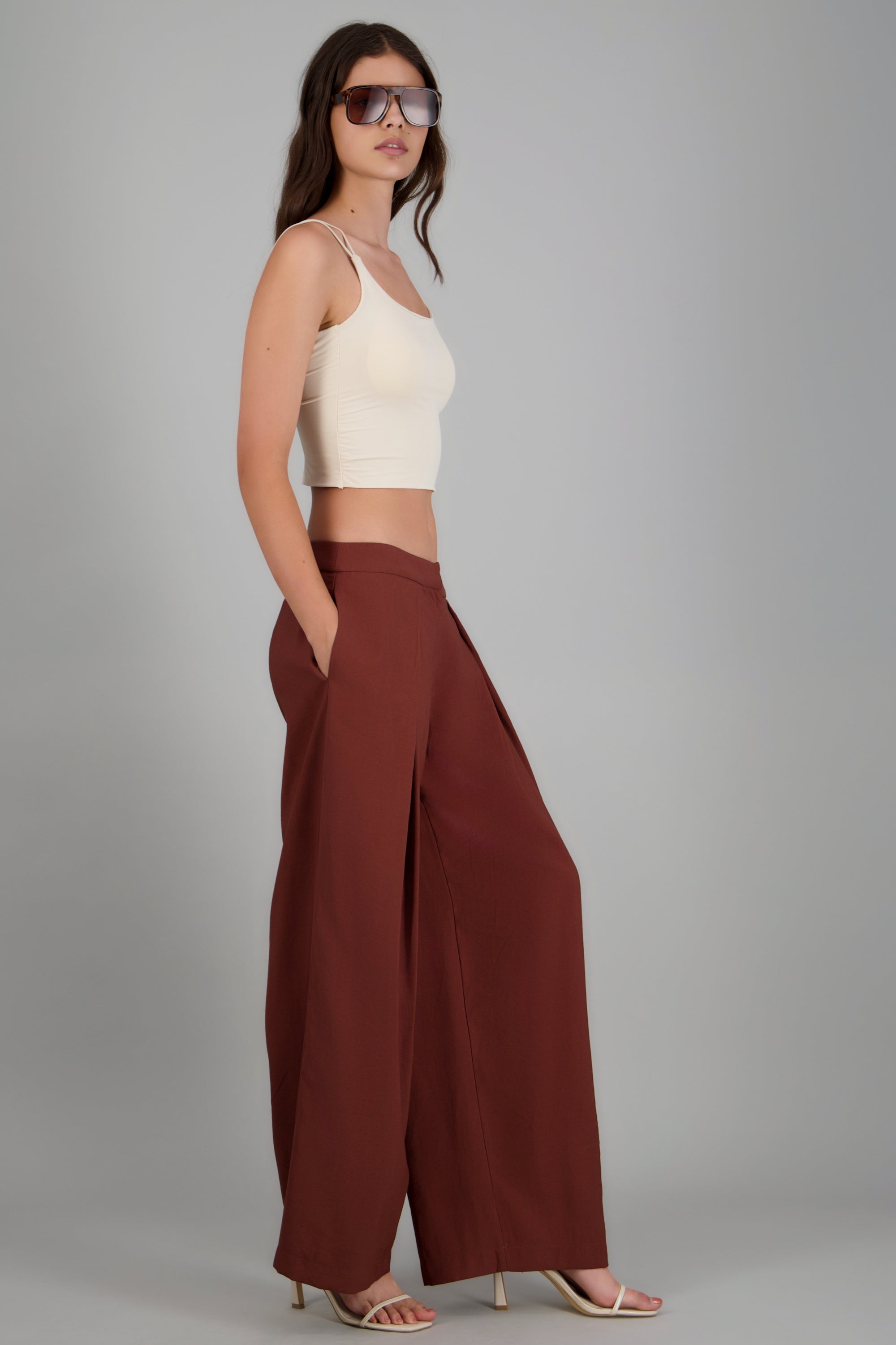 Pantalon detalle cortes CAFE