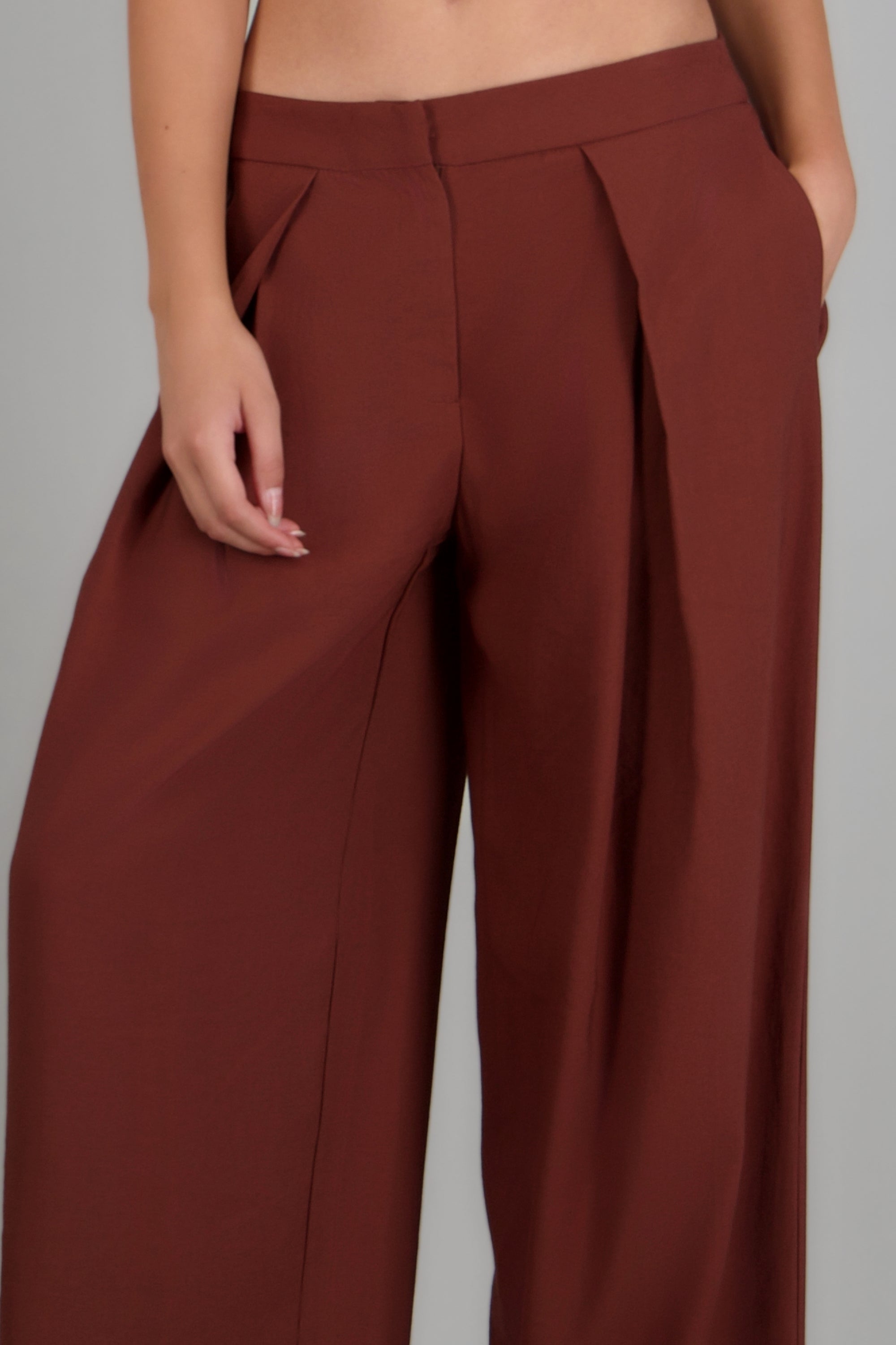 Pantalon detalle cortes CAFE