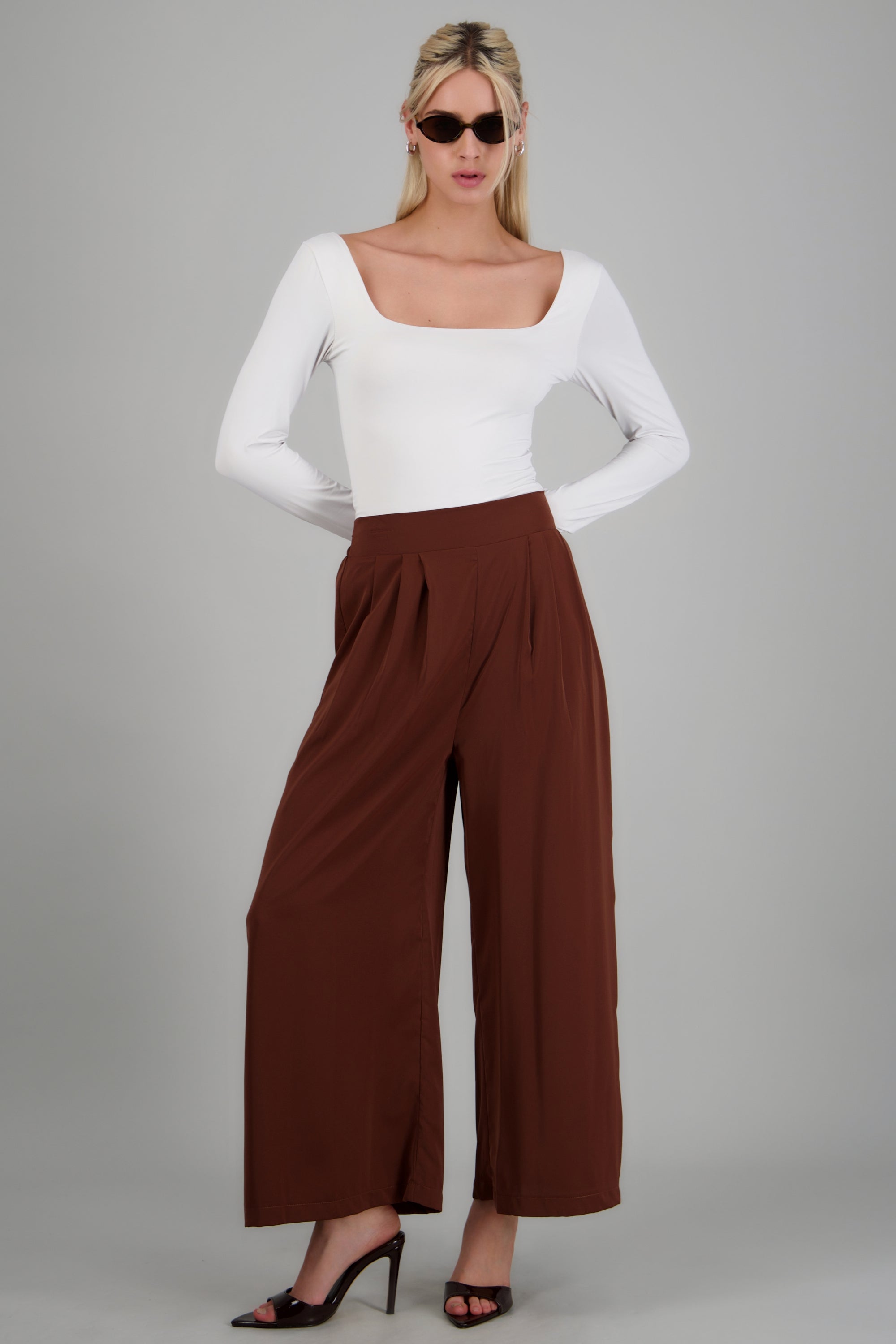 Pantalon liso detalle pinzas CHOCOLATE