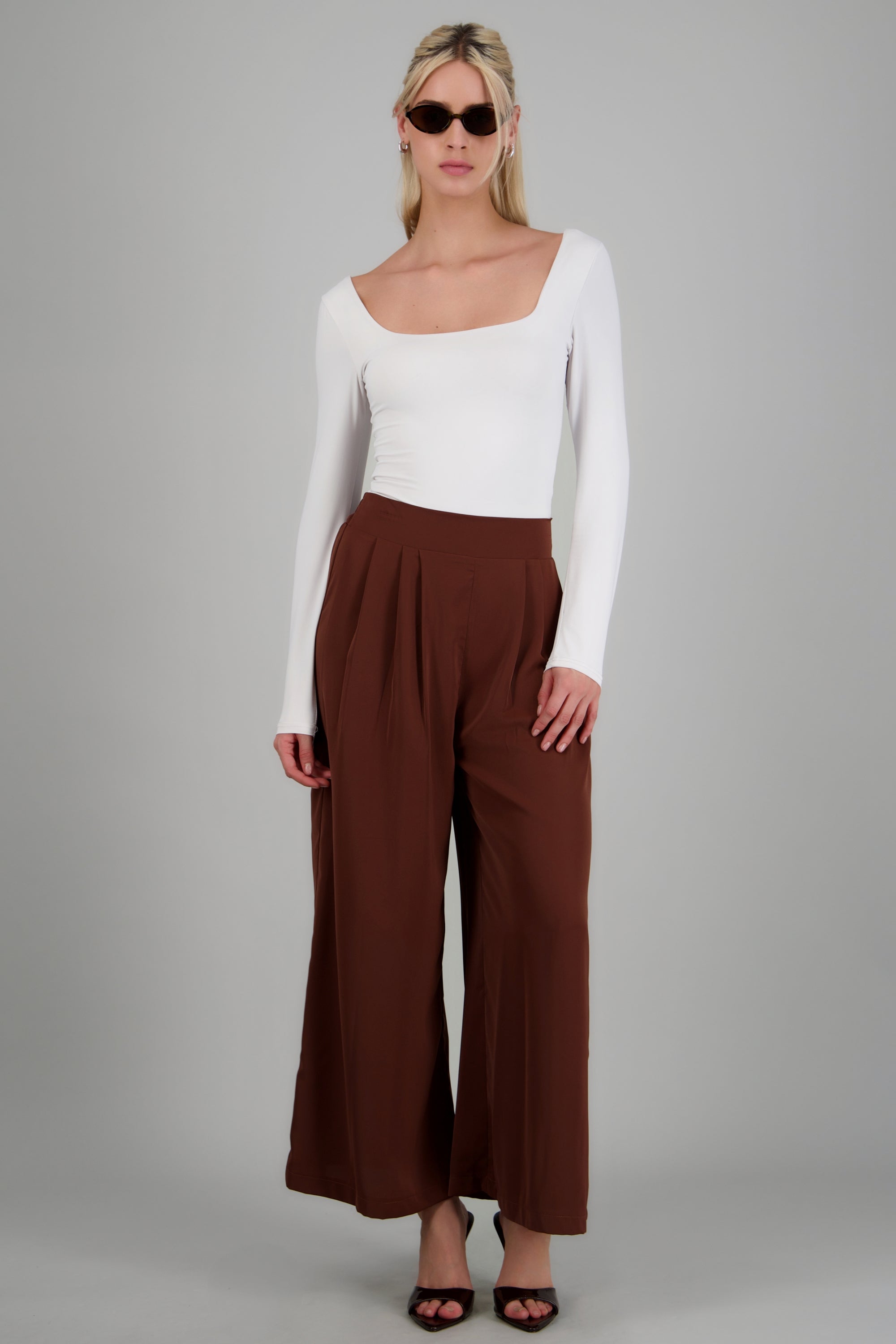 Pantalon liso detalle pinzas CHOCOLATE