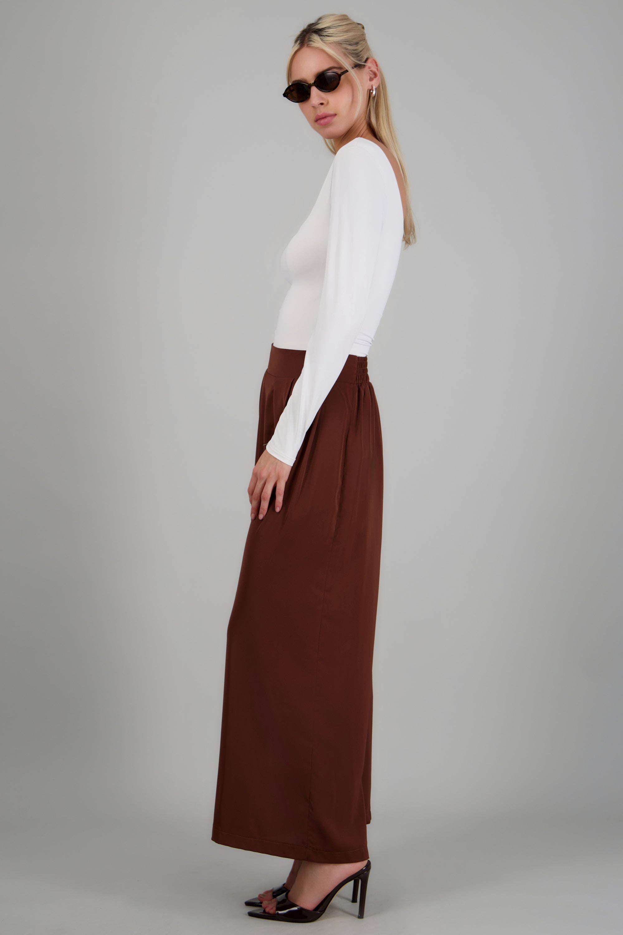 Pantalon liso detalle pinzas CHOCOLATE