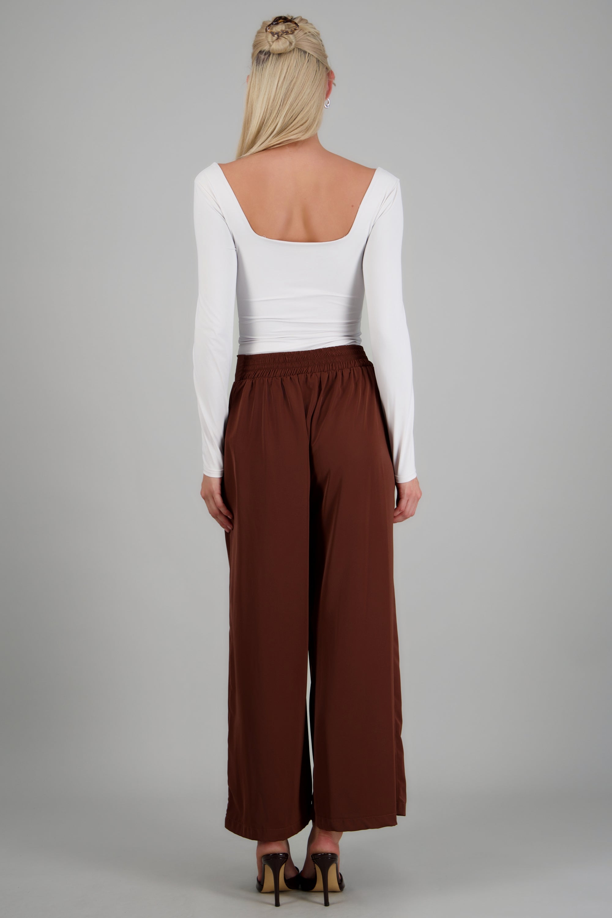 Pantalon liso detalle pinzas CHOCOLATE