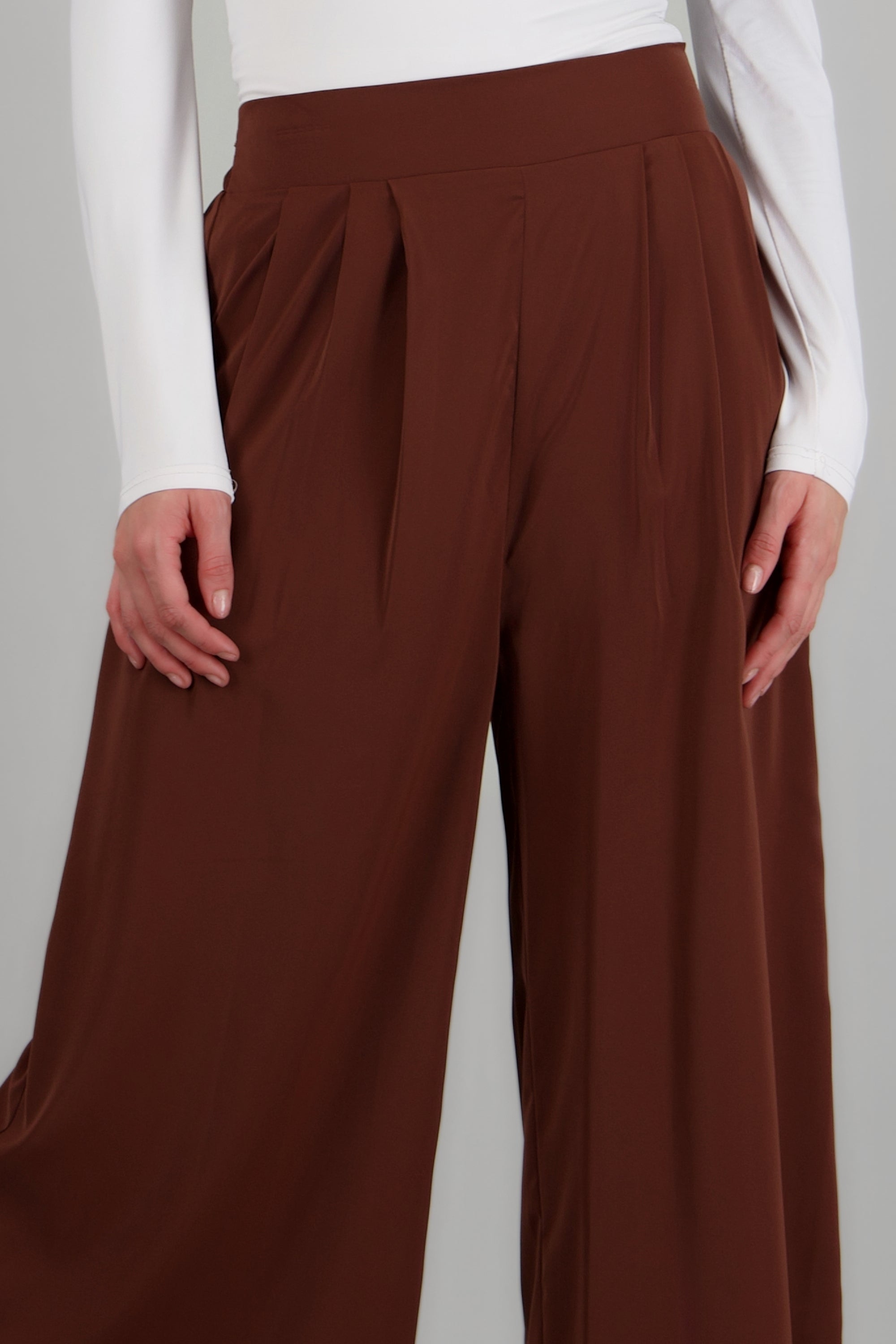 Pantalon liso detalle pinzas CHOCOLATE