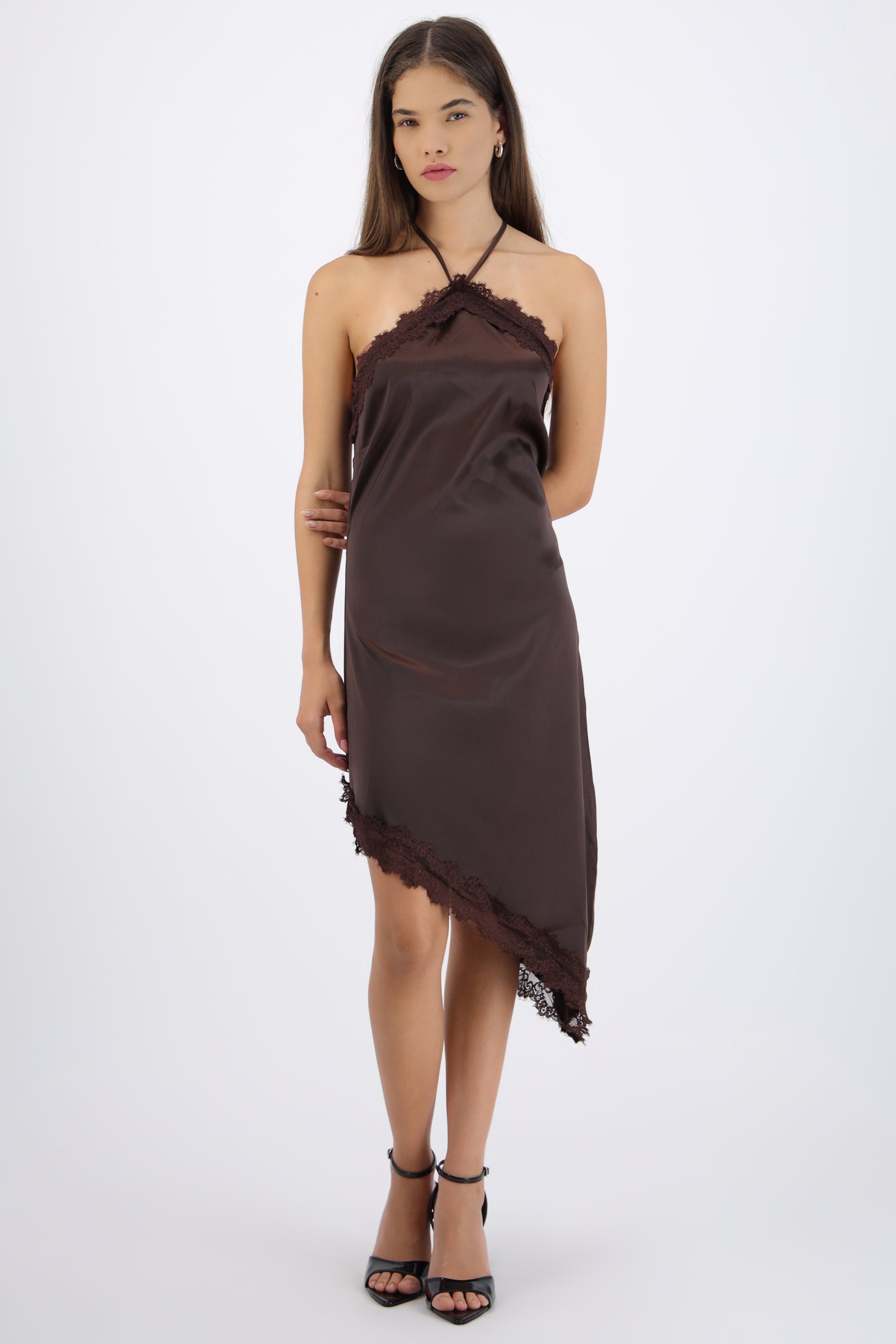 Vestido halter asimétrico encaje