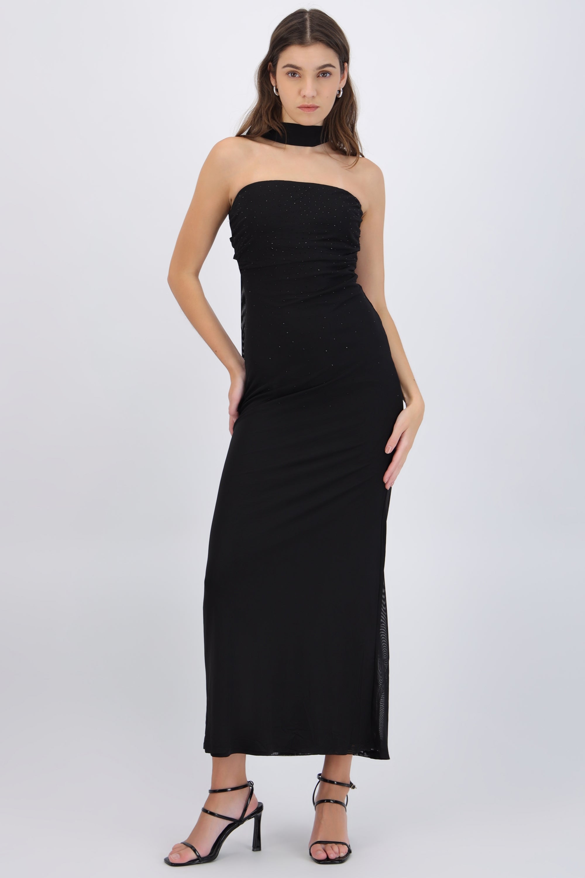 Vestido strapless brillos con bufanda