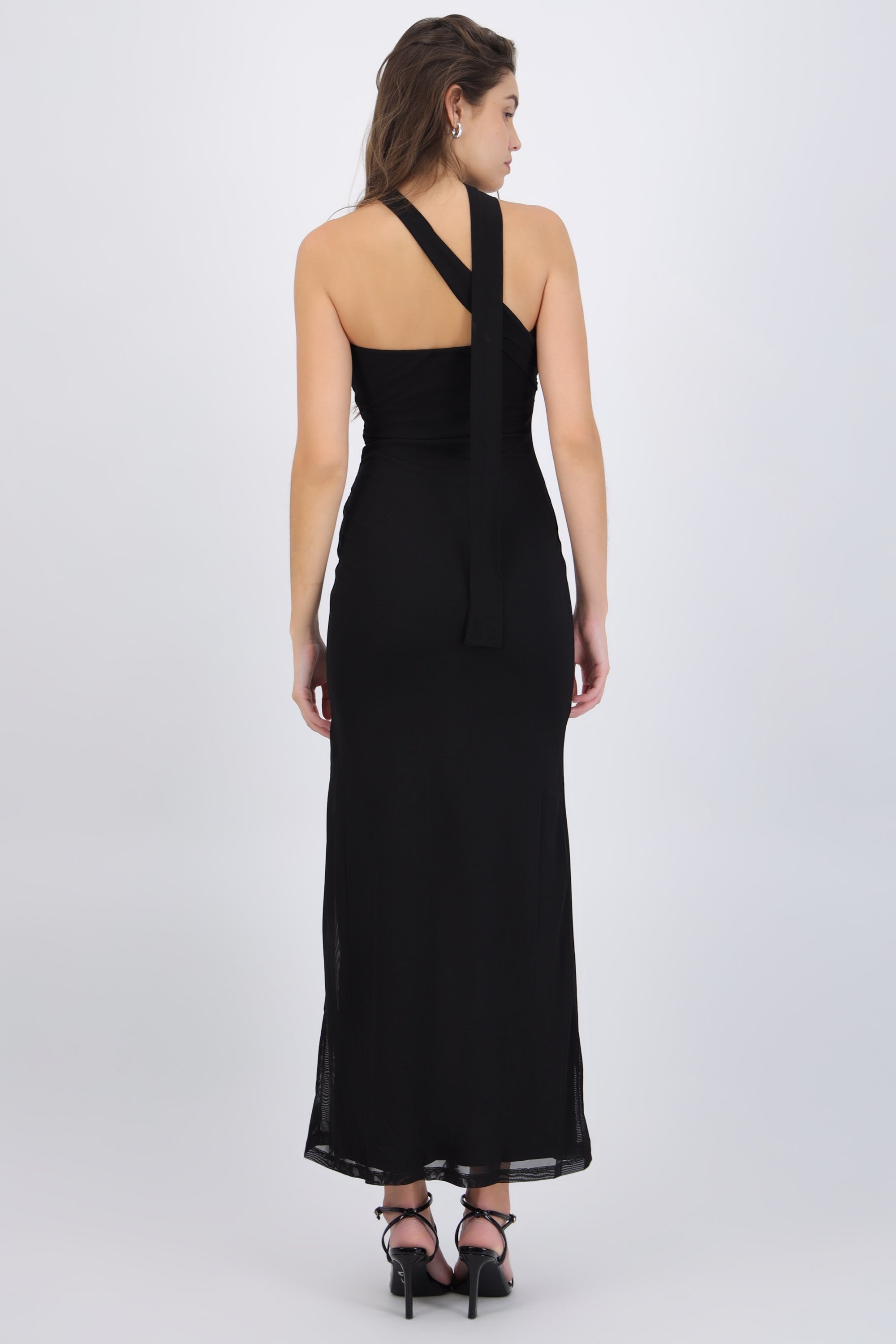 Vestido strapless brillos con bufanda