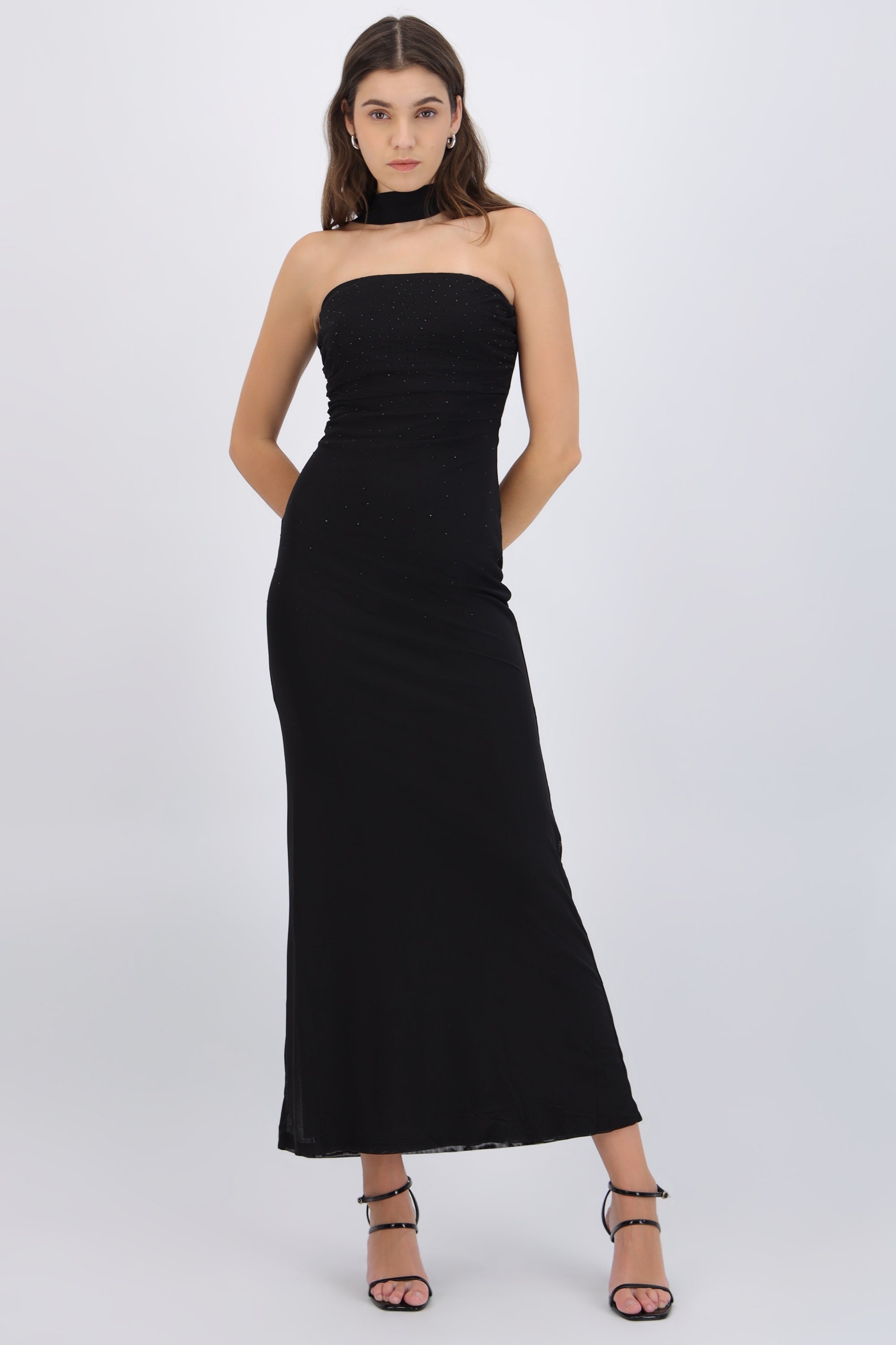 Vestido strapless brillos con bufanda