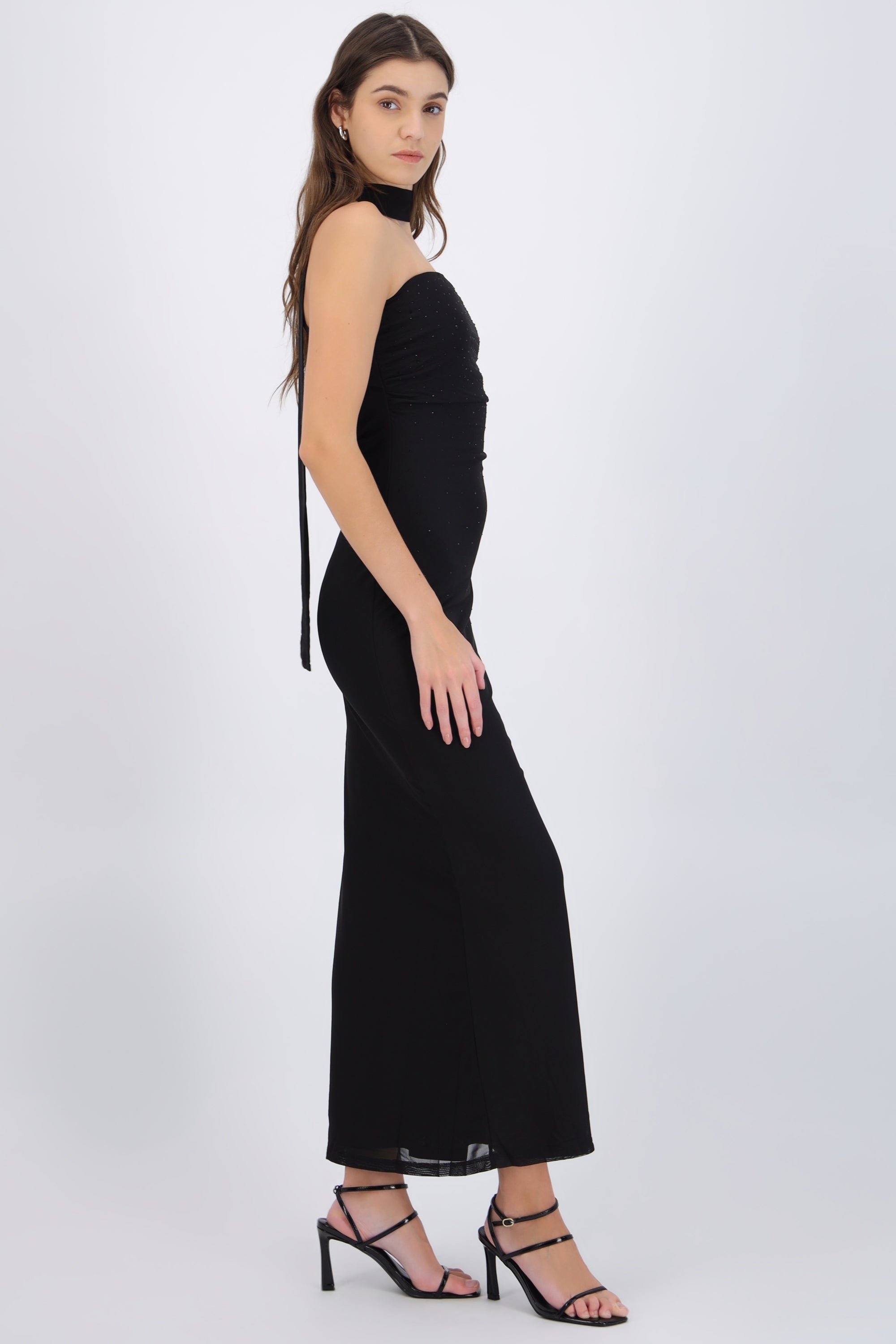 Vestido strapless brillos con bufanda