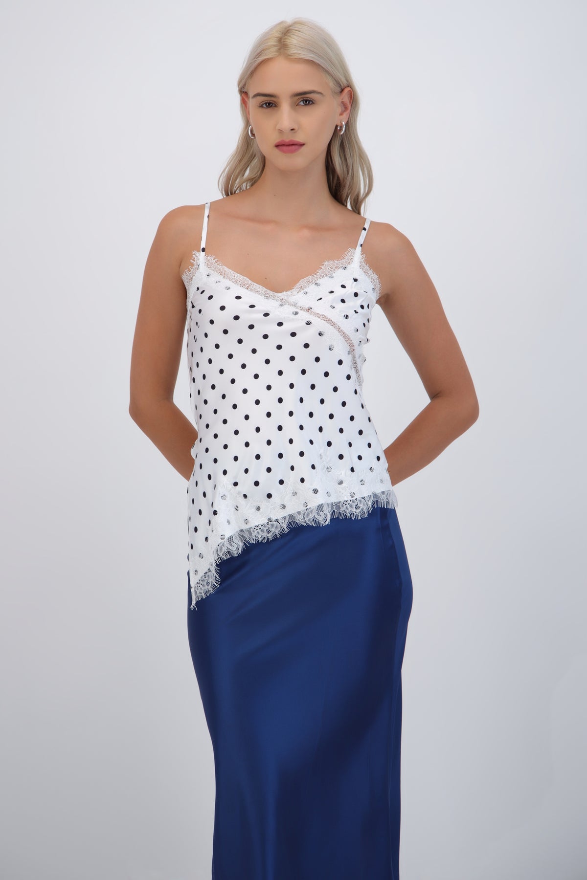 Blusa tirantes estampados polka dots satin BLANCO COMBO