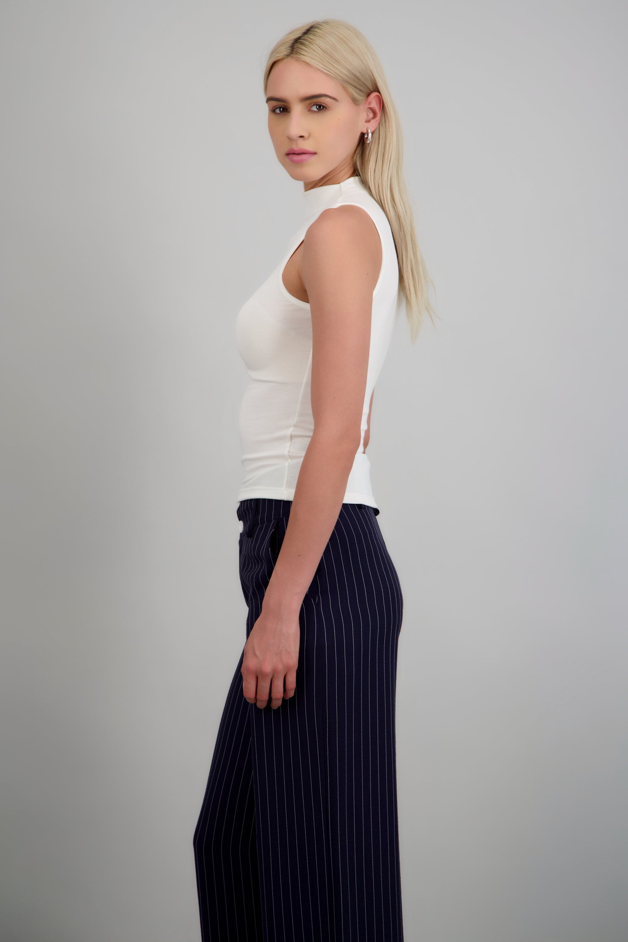 Top cuello alto rib suave HUESO
