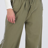 Pantalón amplio contraste linea costado