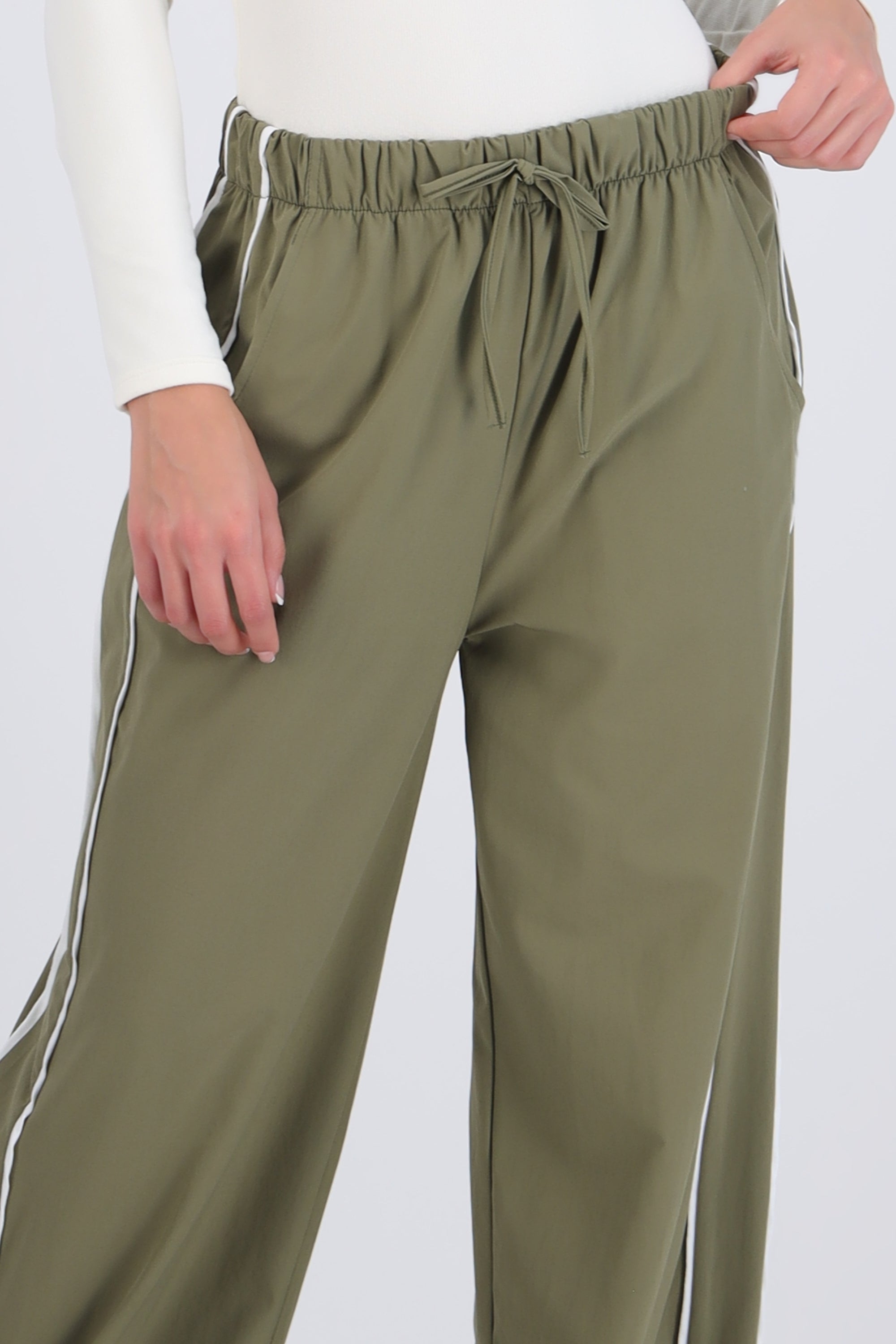 Pantalón amplio contraste linea costado