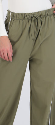 Pantalón amplio contraste linea costado