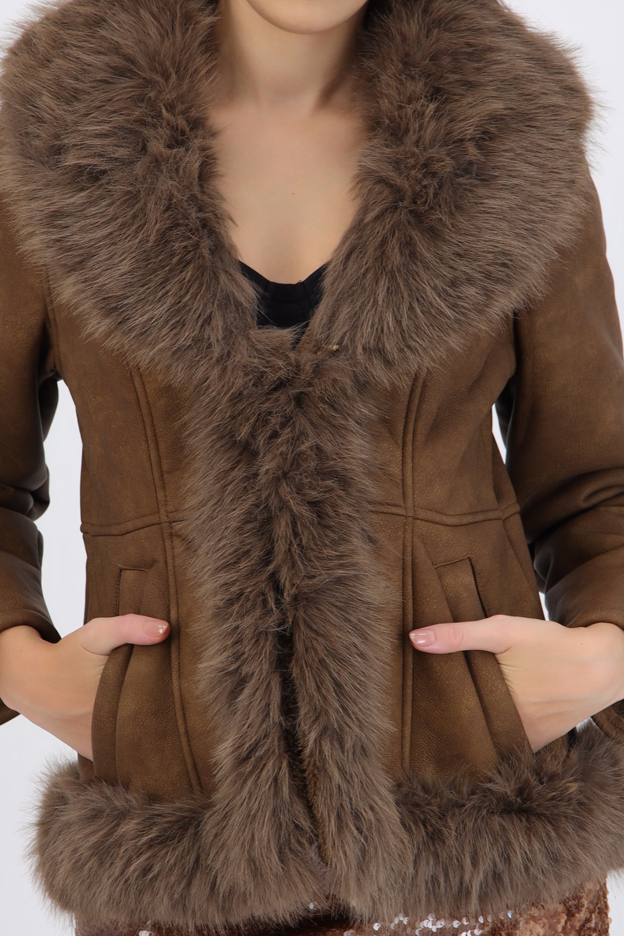 Abrigo suede detalle peluche