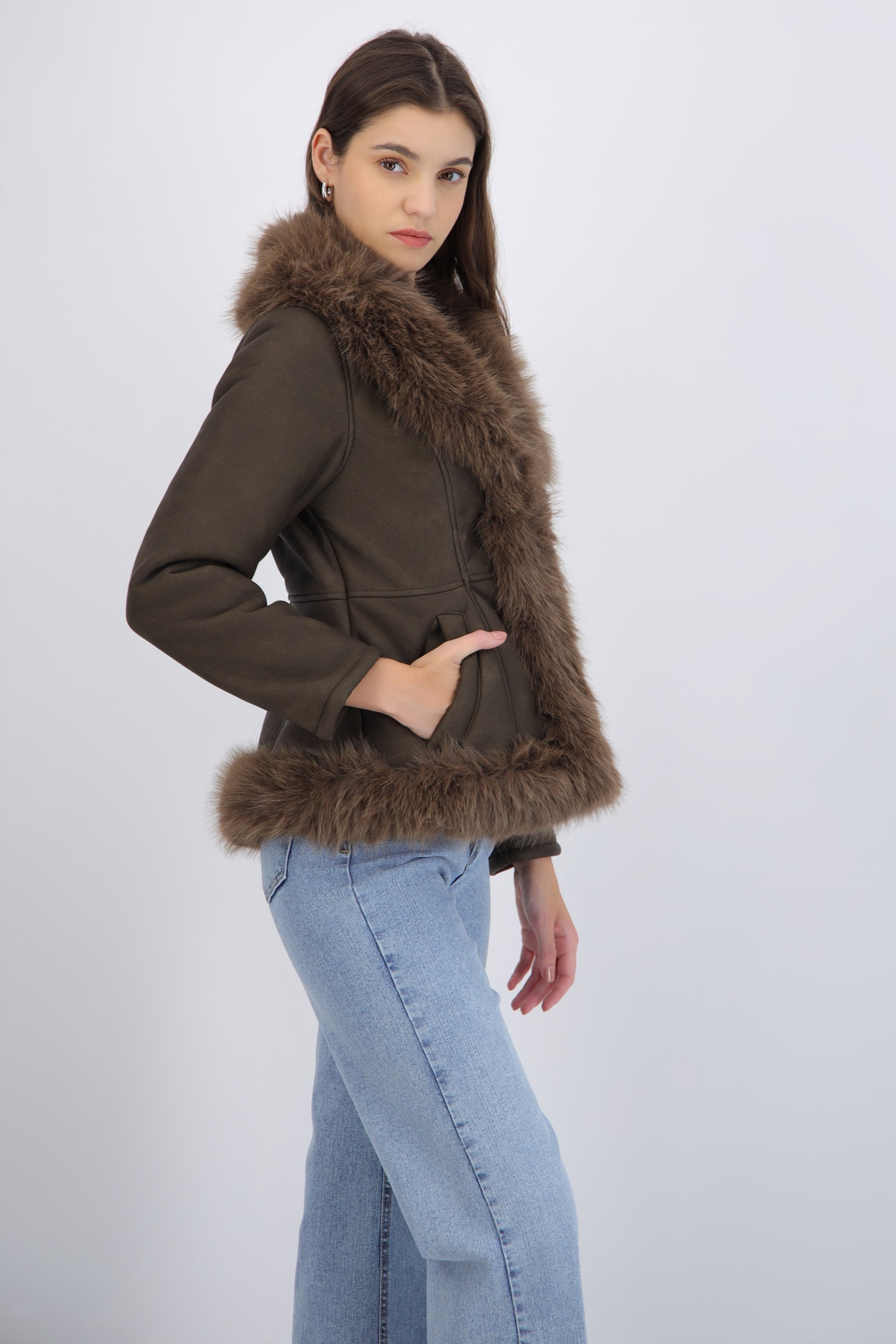 Abrigo suede detalle peluche