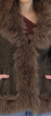 Abrigo suede detalle peluche