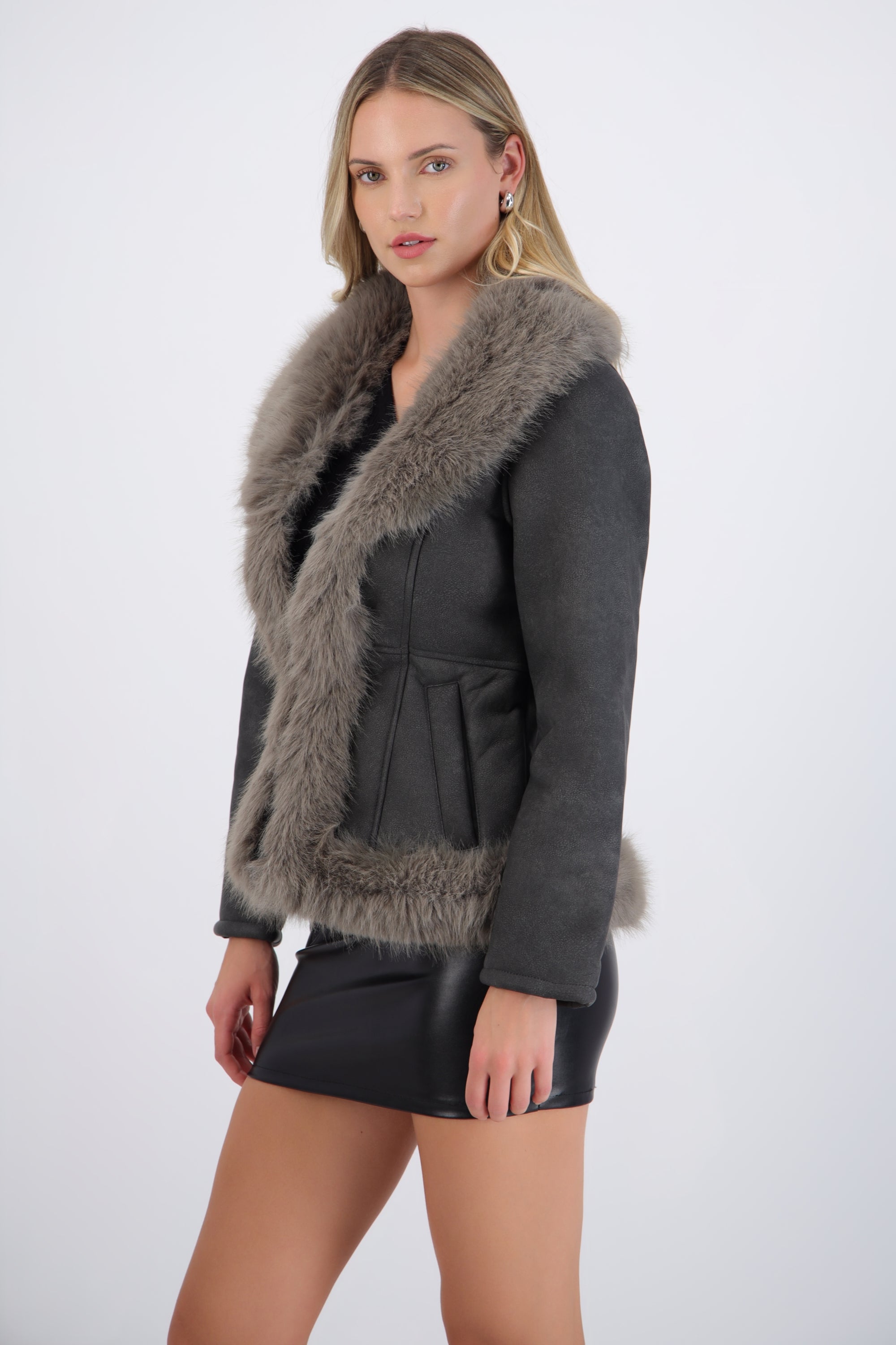Abrigo suede detalle peluche