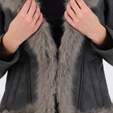 Abrigo suede detalle peluche